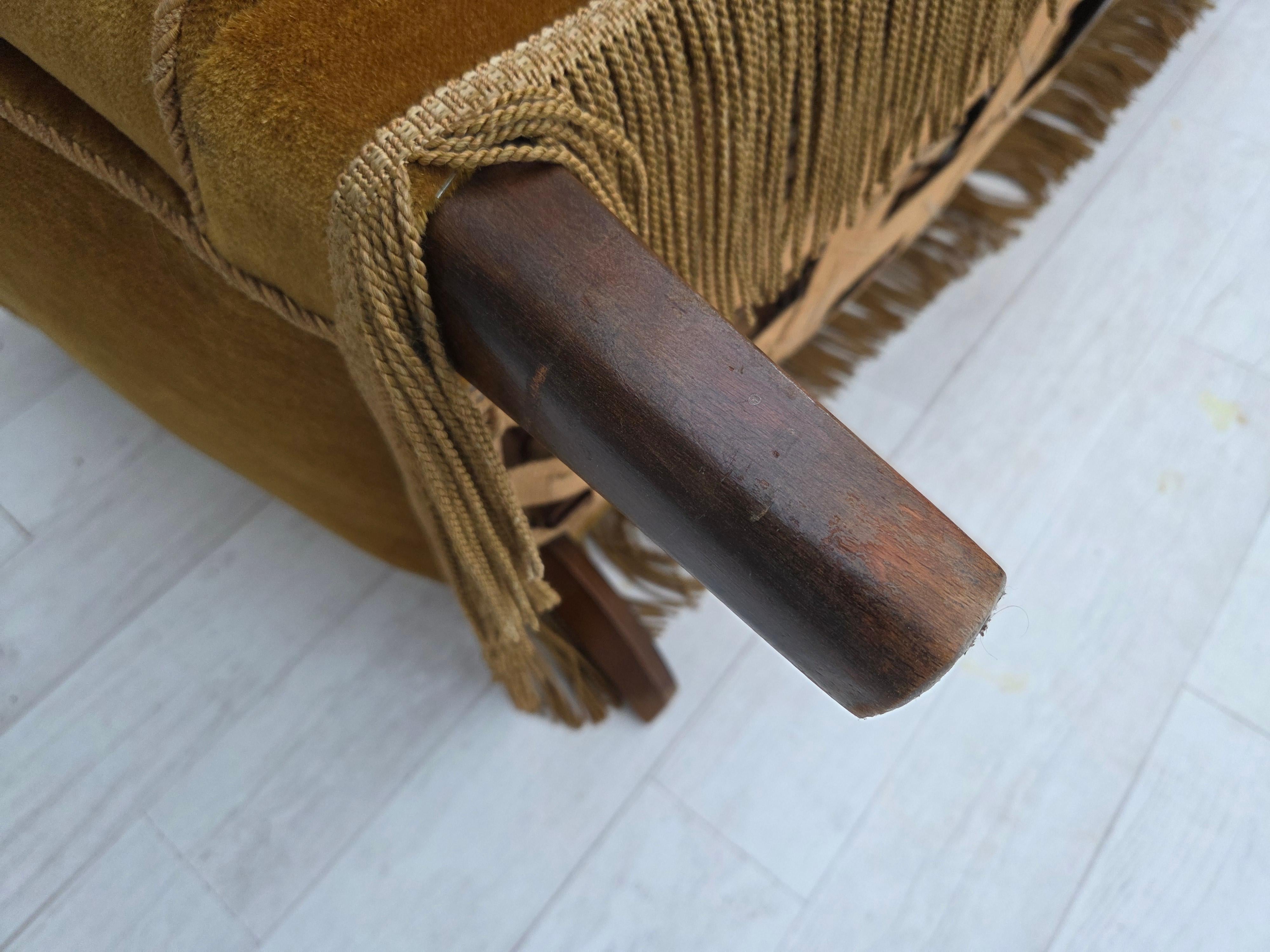 Années 1960, canapé 3 places de marque Woodeche, velours d'ameublement jaune miel, bois de hêtre. en vente 10