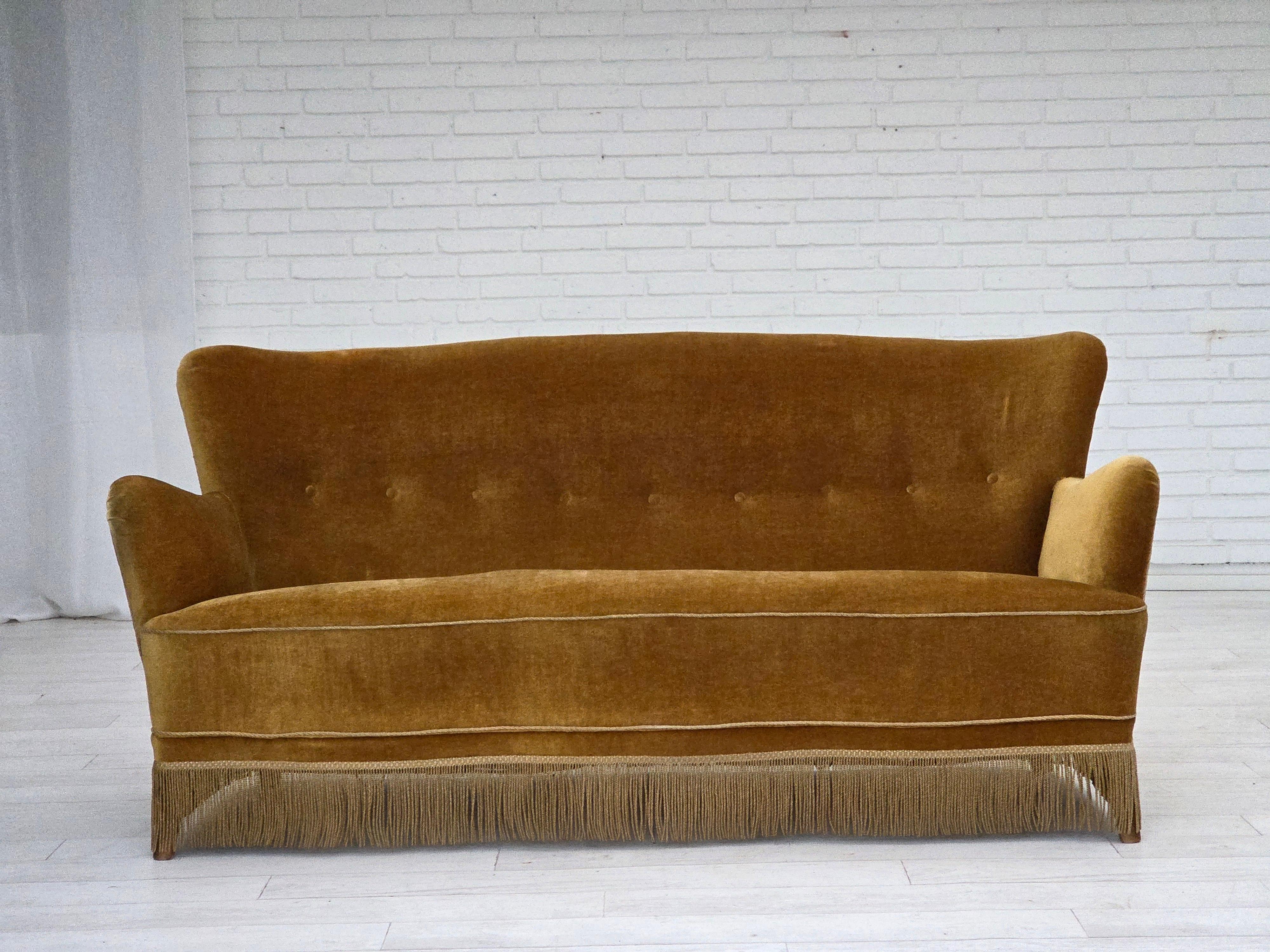 1960, canapé danois 3 places. Velours d'ameublement jaune miel, pieds en bois de hêtre, ressorts dans l'assise. Très bon état d'origine : pas d'odeurs, pas de taches et construction stable. Fabriqué par un fabricant de meubles danois dans les années