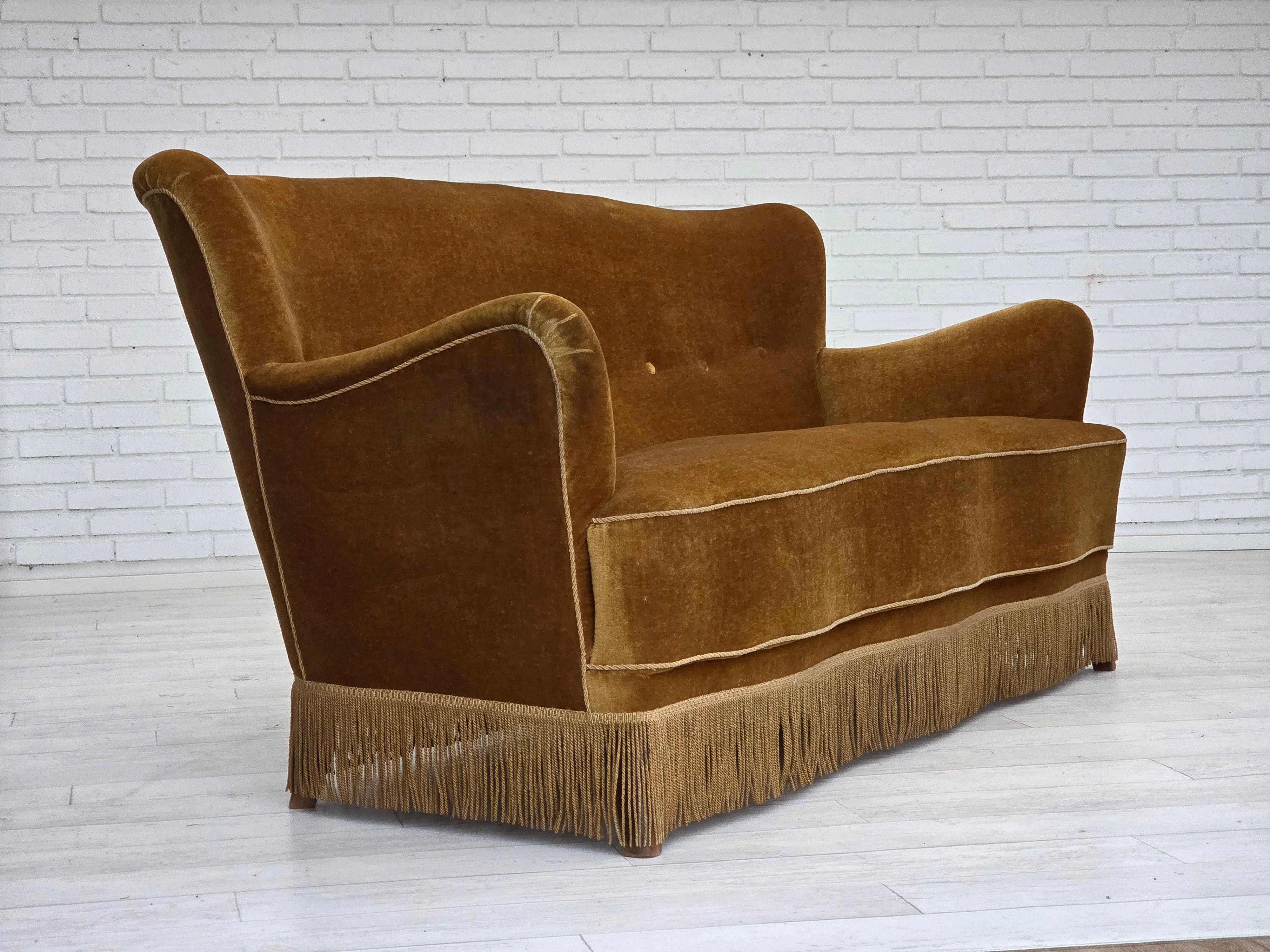 Scandinave moderne Années 1960, canapé 3 places de marque Woodeche, velours d'ameublement jaune miel, bois de hêtre. en vente