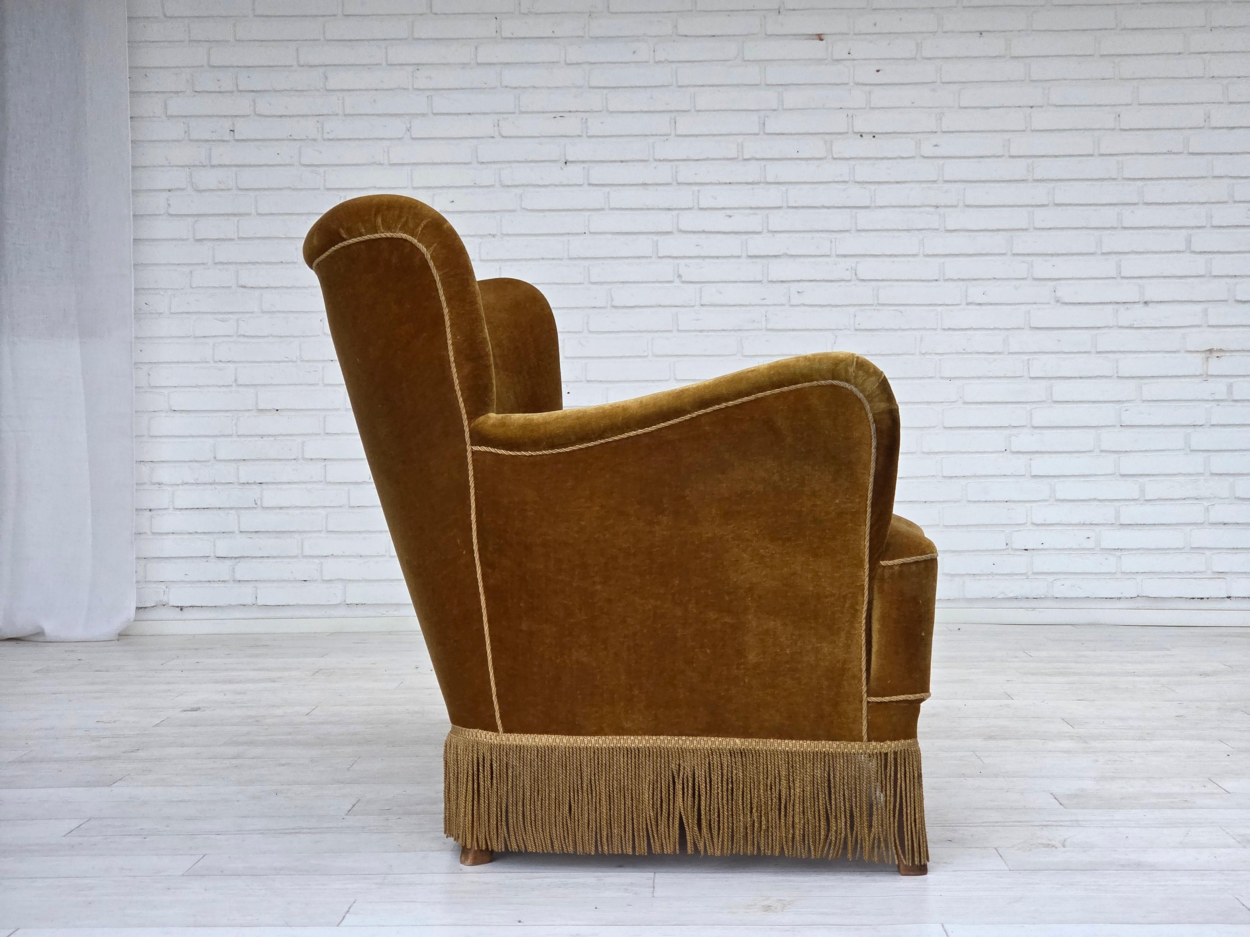 Danois Années 1960, canapé 3 places de marque Woodeche, velours d'ameublement jaune miel, bois de hêtre. en vente