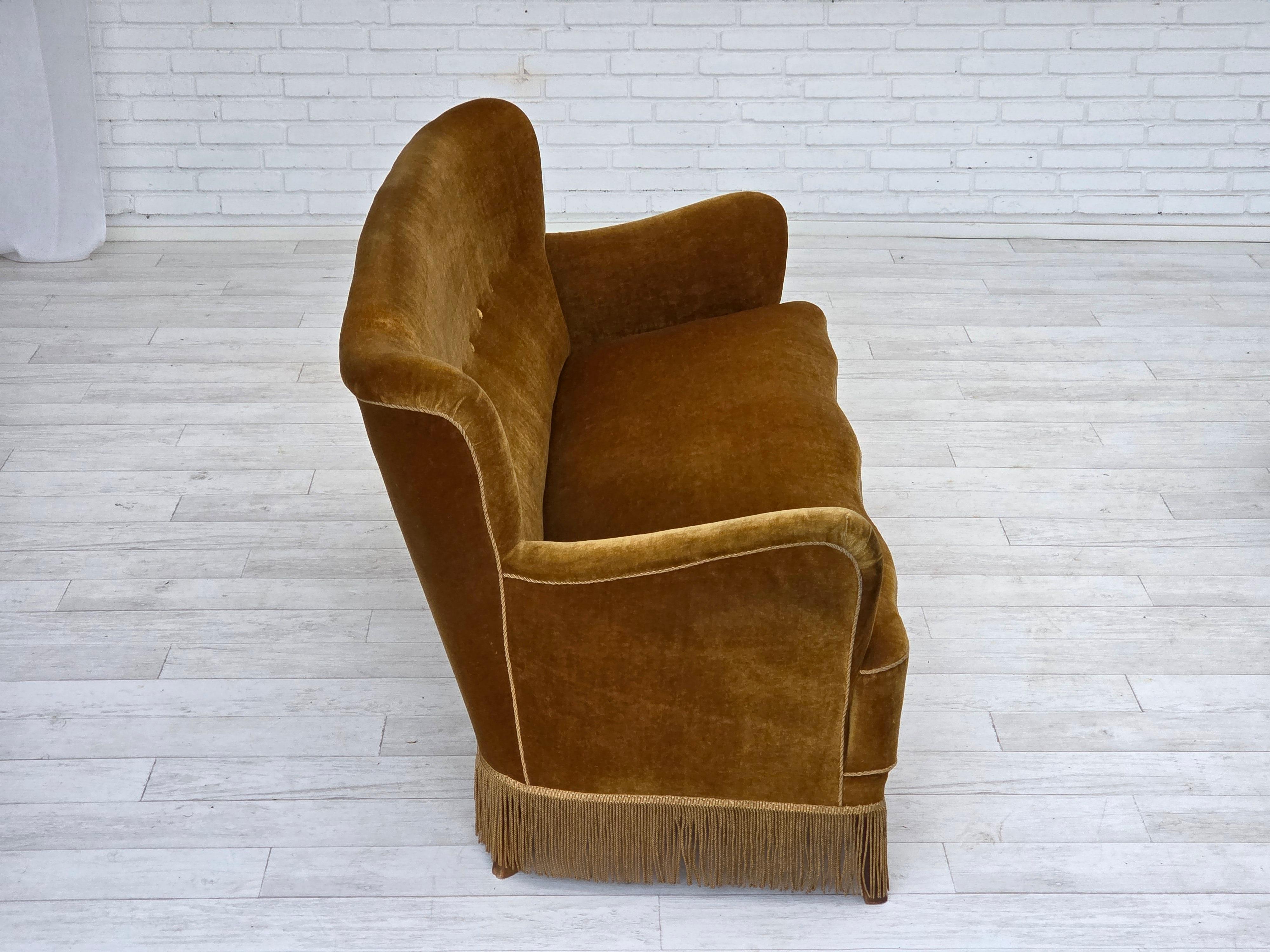 Années 1960, canapé 3 places de marque Woodeche, velours d'ameublement jaune miel, bois de hêtre. Bon état - En vente à Tarm, 82
