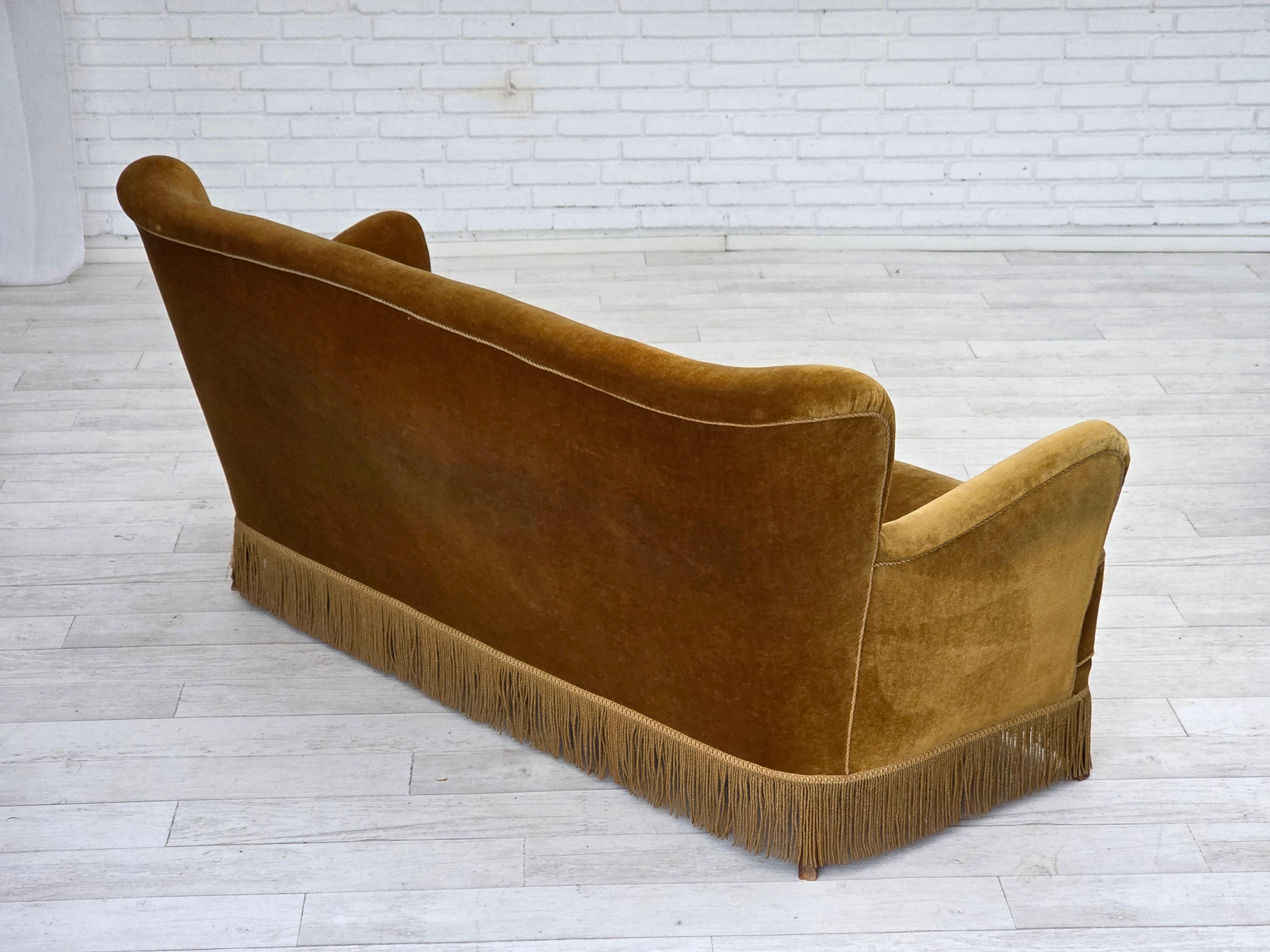 Milieu du XXe siècle Années 1960, canapé 3 places de marque Woodeche, velours d'ameublement jaune miel, bois de hêtre. en vente