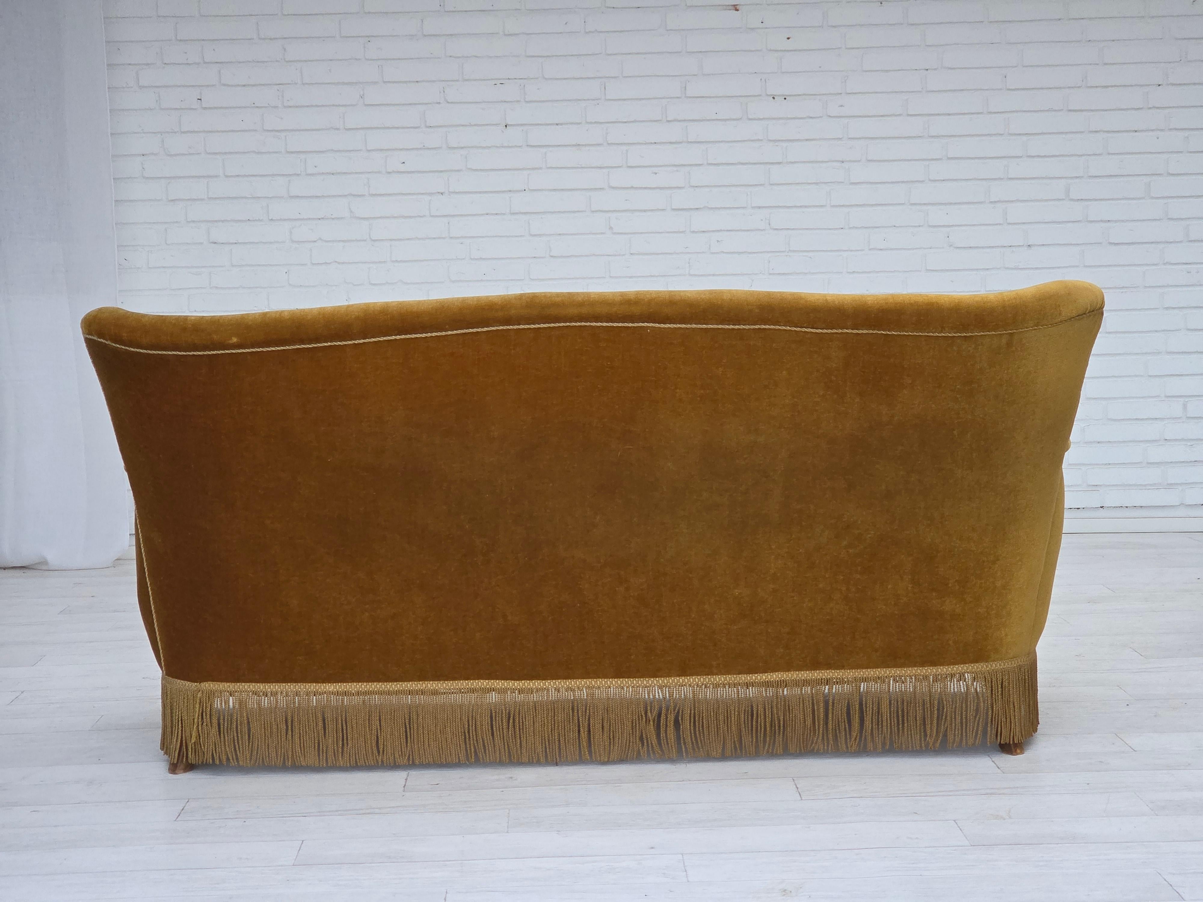 Velours Années 1960, canapé 3 places de marque Woodeche, velours d'ameublement jaune miel, bois de hêtre. en vente
