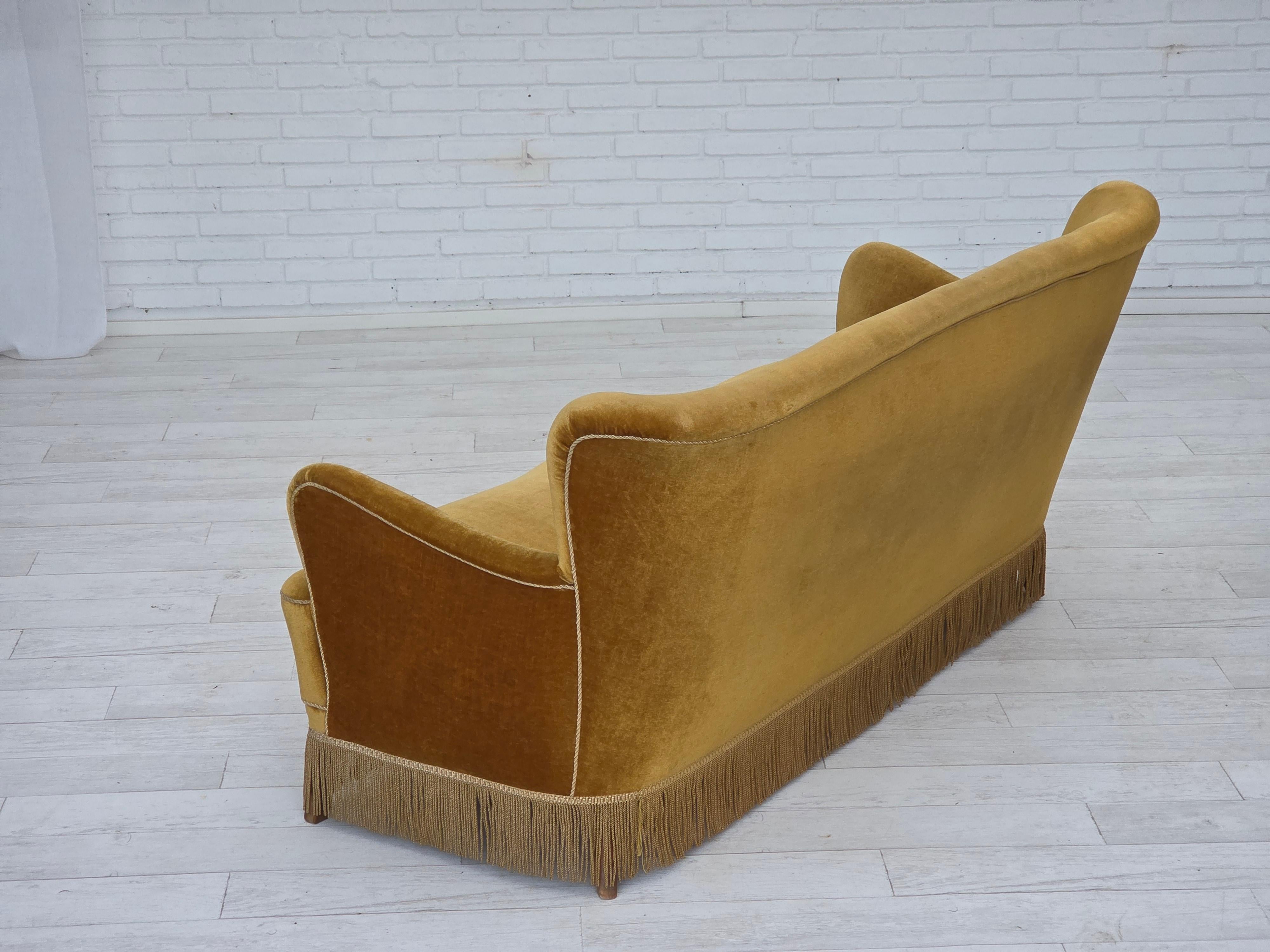Années 1960, canapé 3 places de marque Woodeche, velours d'ameublement jaune miel, bois de hêtre. en vente 1