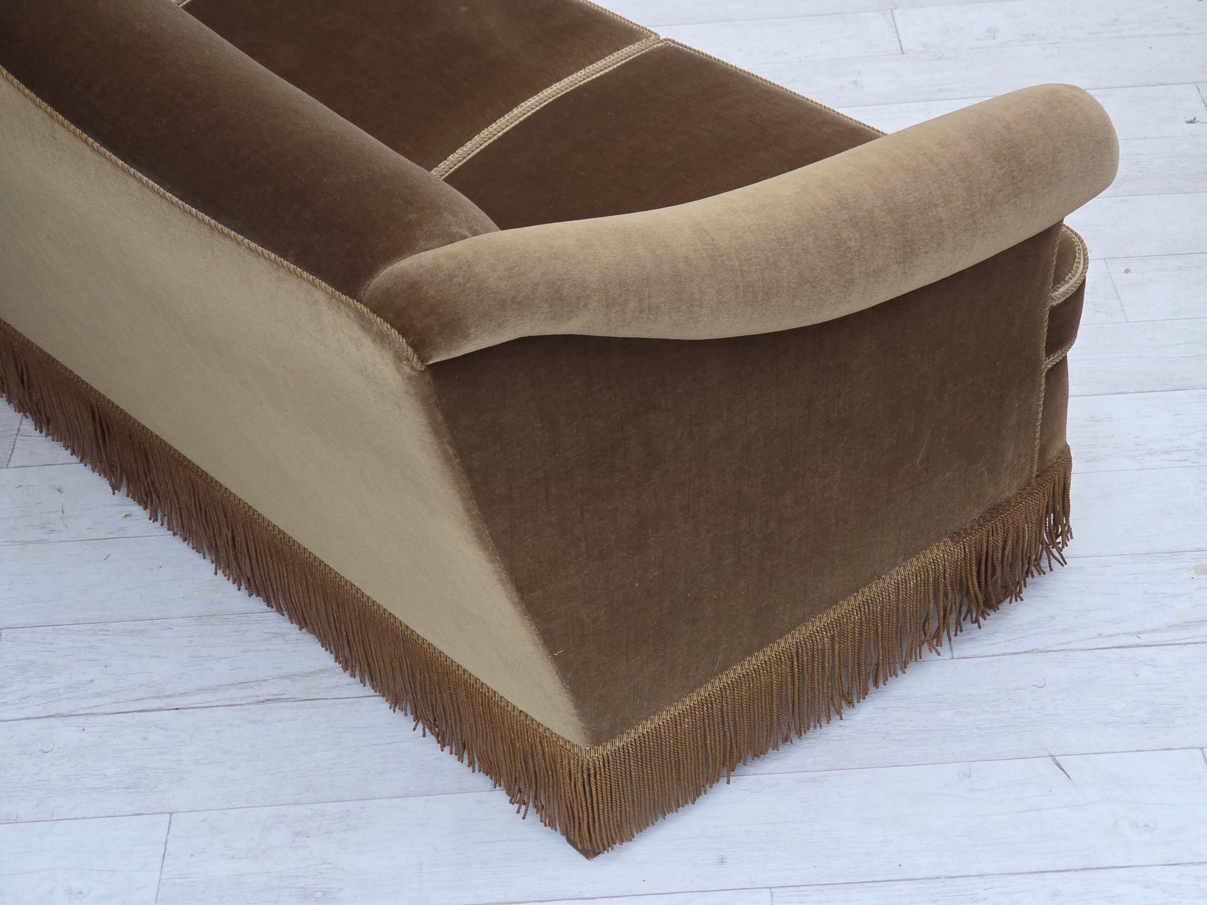 Années 1960, canapé danois 3 places, velours d'ameublement vert olive, bois de hêtre. en vente 3