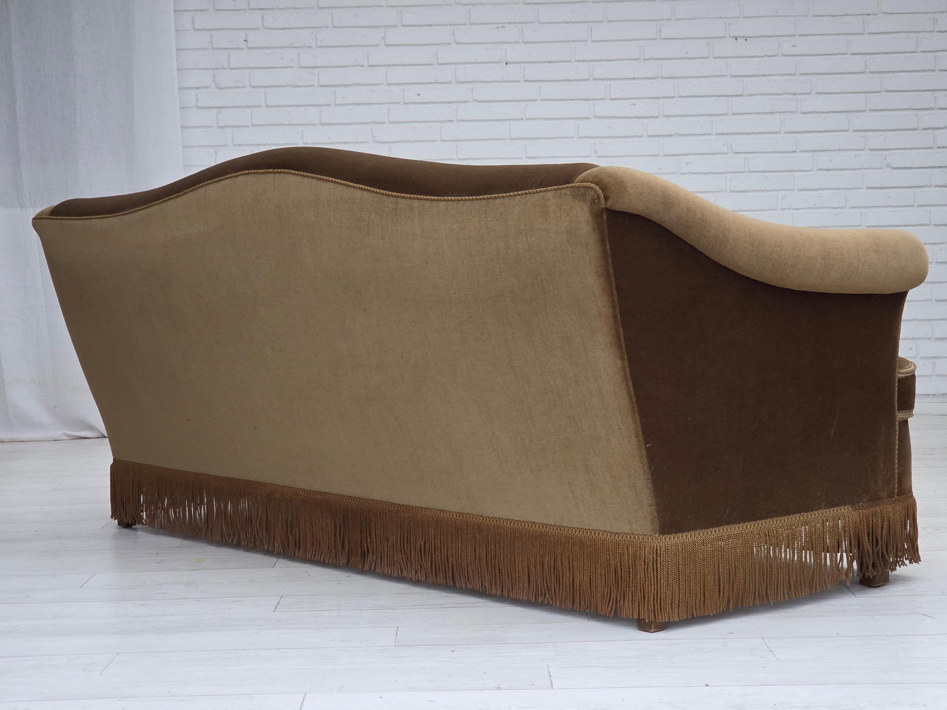 Années 1960, canapé danois 3 places, velours d'ameublement vert olive, bois de hêtre. en vente 4