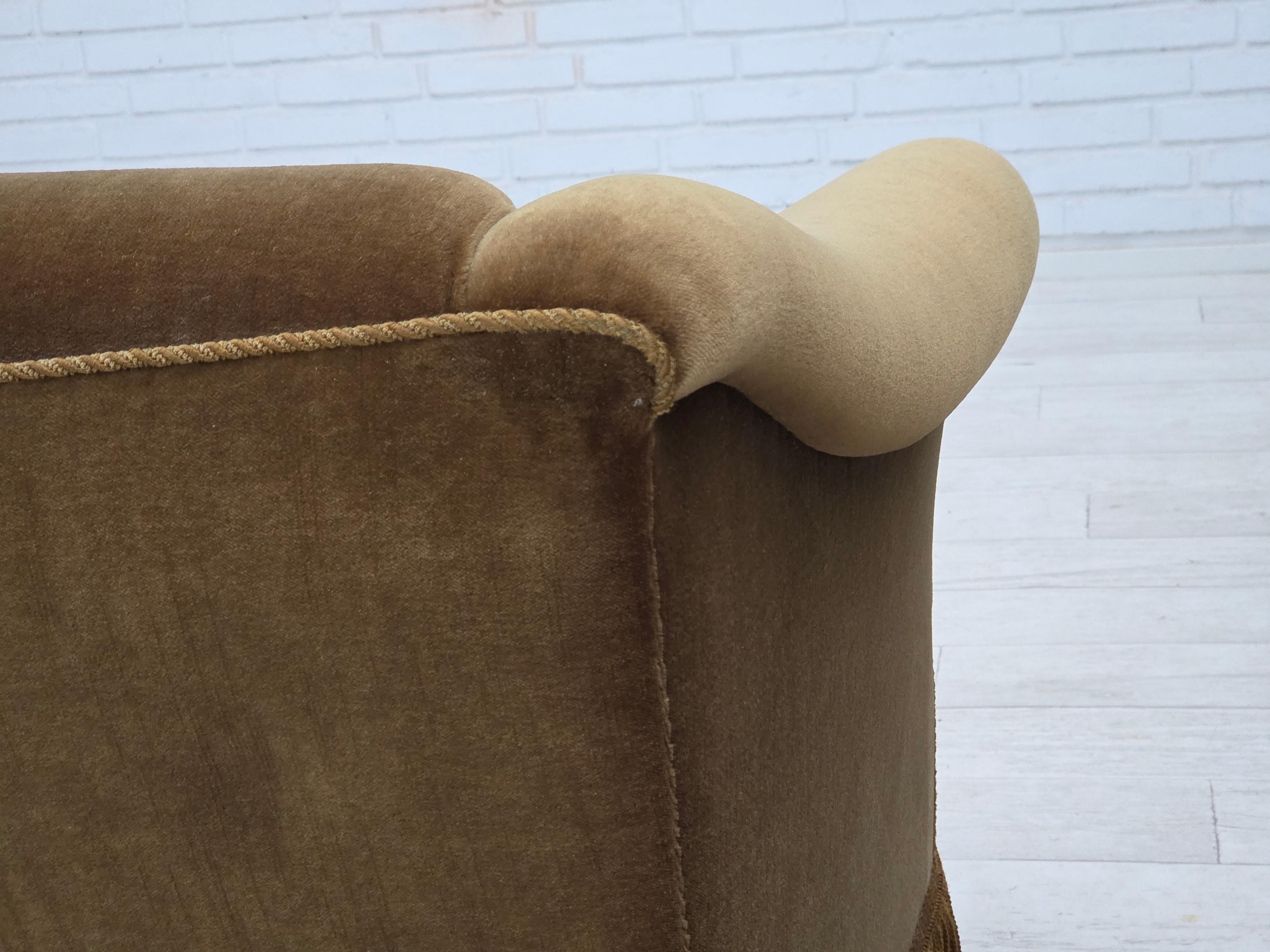 Années 1960, canapé danois 3 places, velours d'ameublement vert olive, bois de hêtre. en vente 6