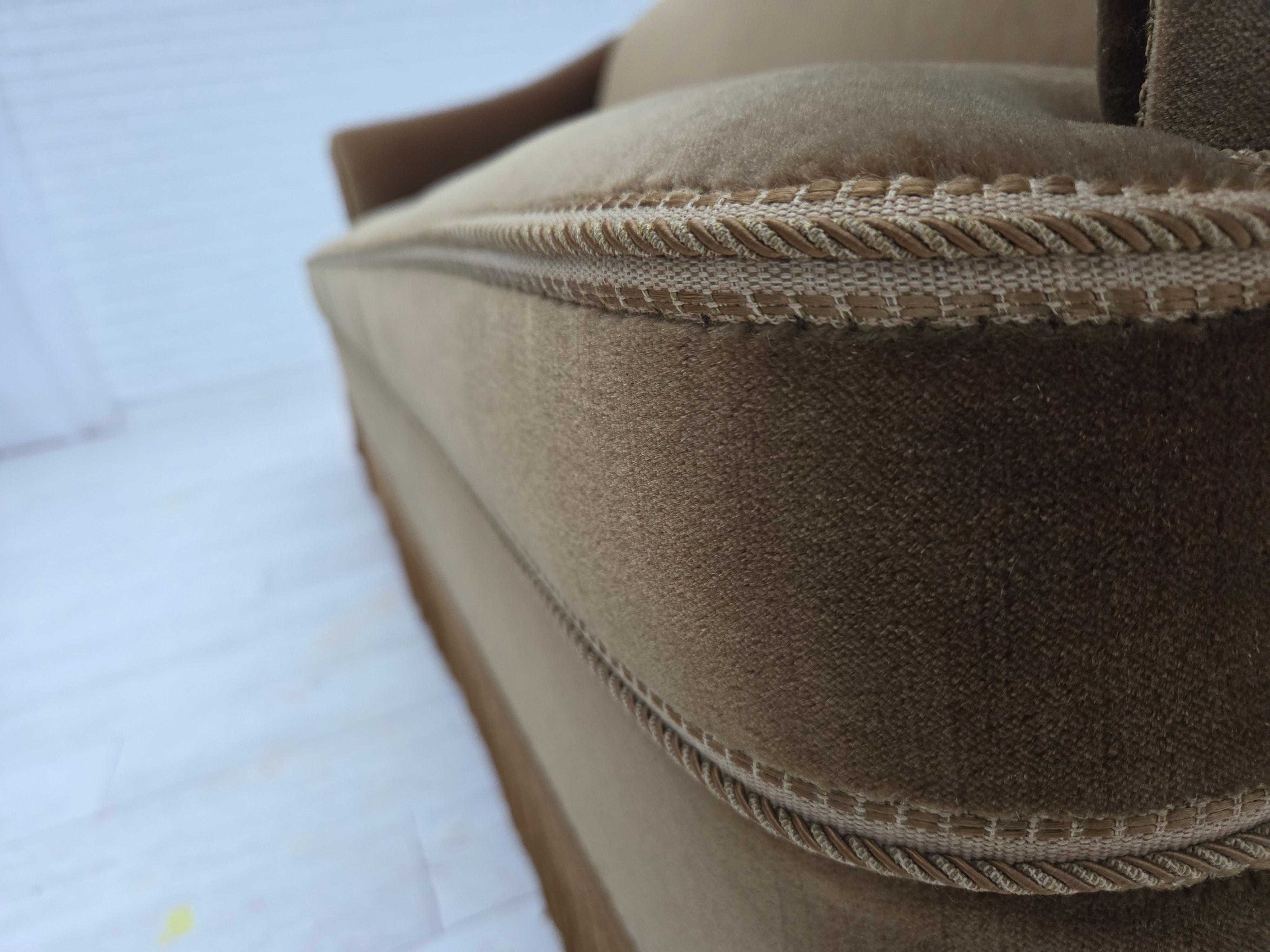 Années 1960, canapé danois 3 places, velours d'ameublement vert olive, bois de hêtre. en vente 7