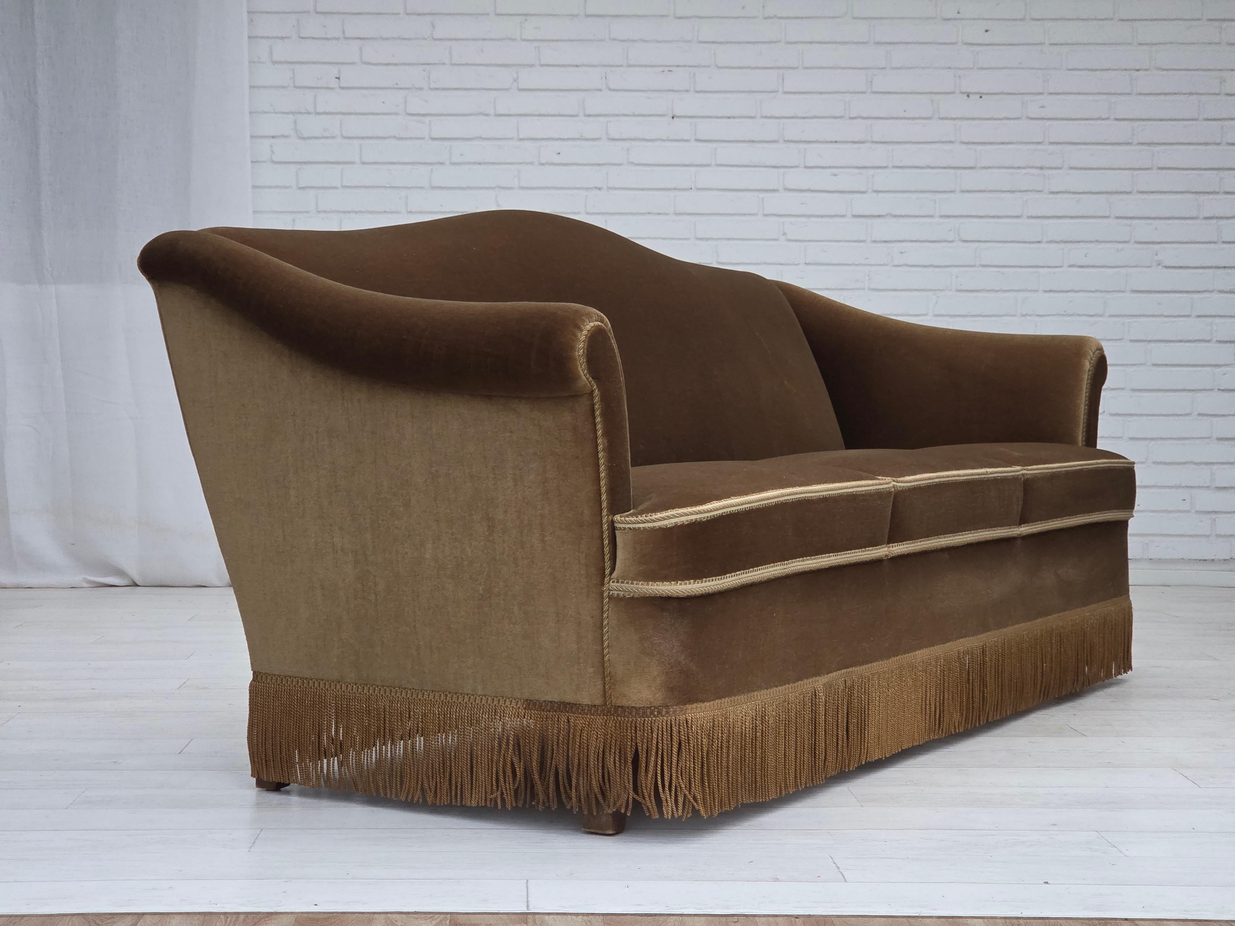 1960, canap�é danois 3 places. Velours d'ameublement vert olive, pieds en bois de hêtre, ressorts dans l'assise. Très bon état d'origine : pas d'odeurs, pas de taches et construction stable. Fabriqué par un fabricant de meubles danois dans les années