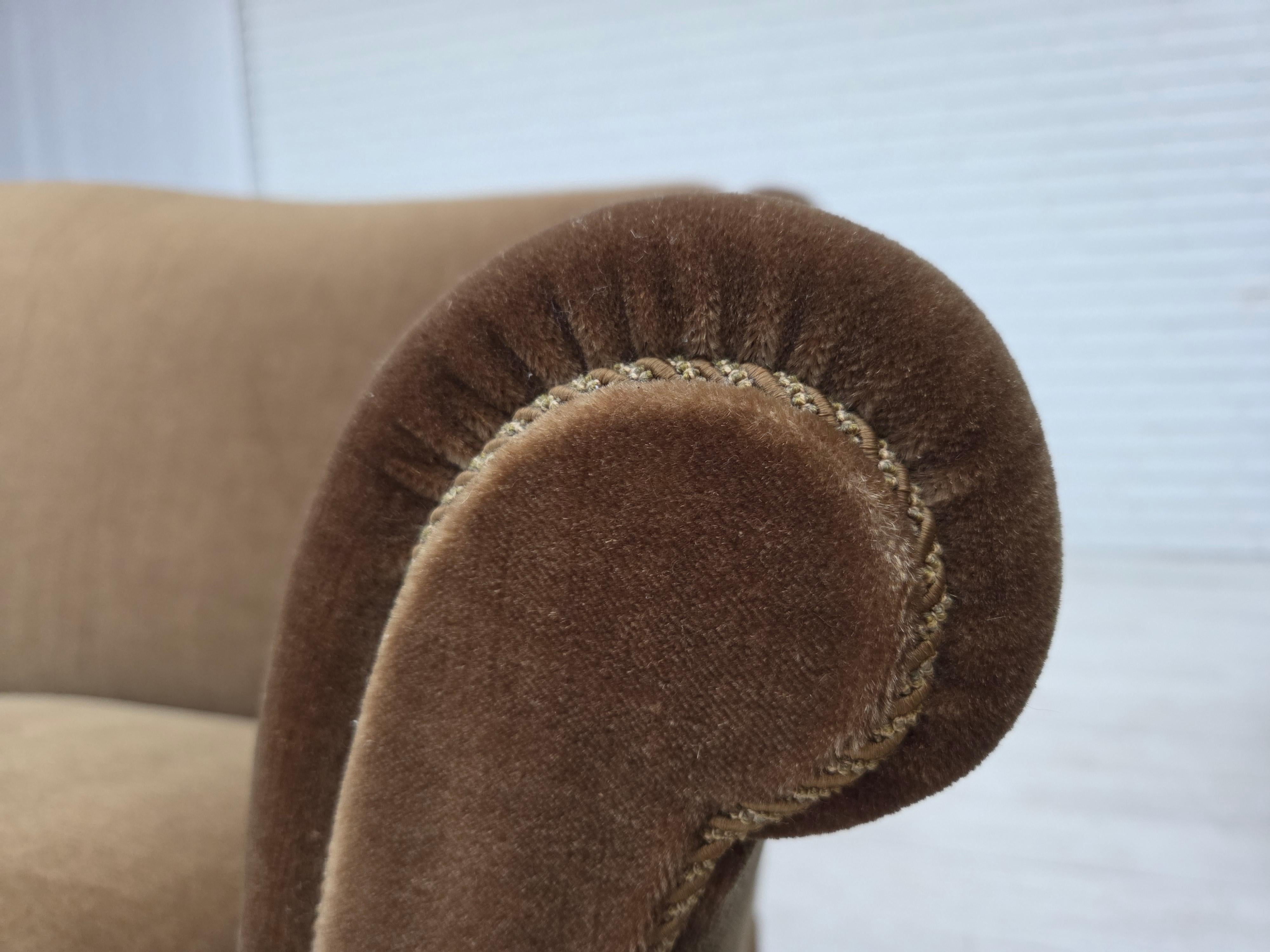 Scandinave moderne Années 1960, canapé danois 3 places, velours d'ameublement vert olive, bois de hêtre. en vente