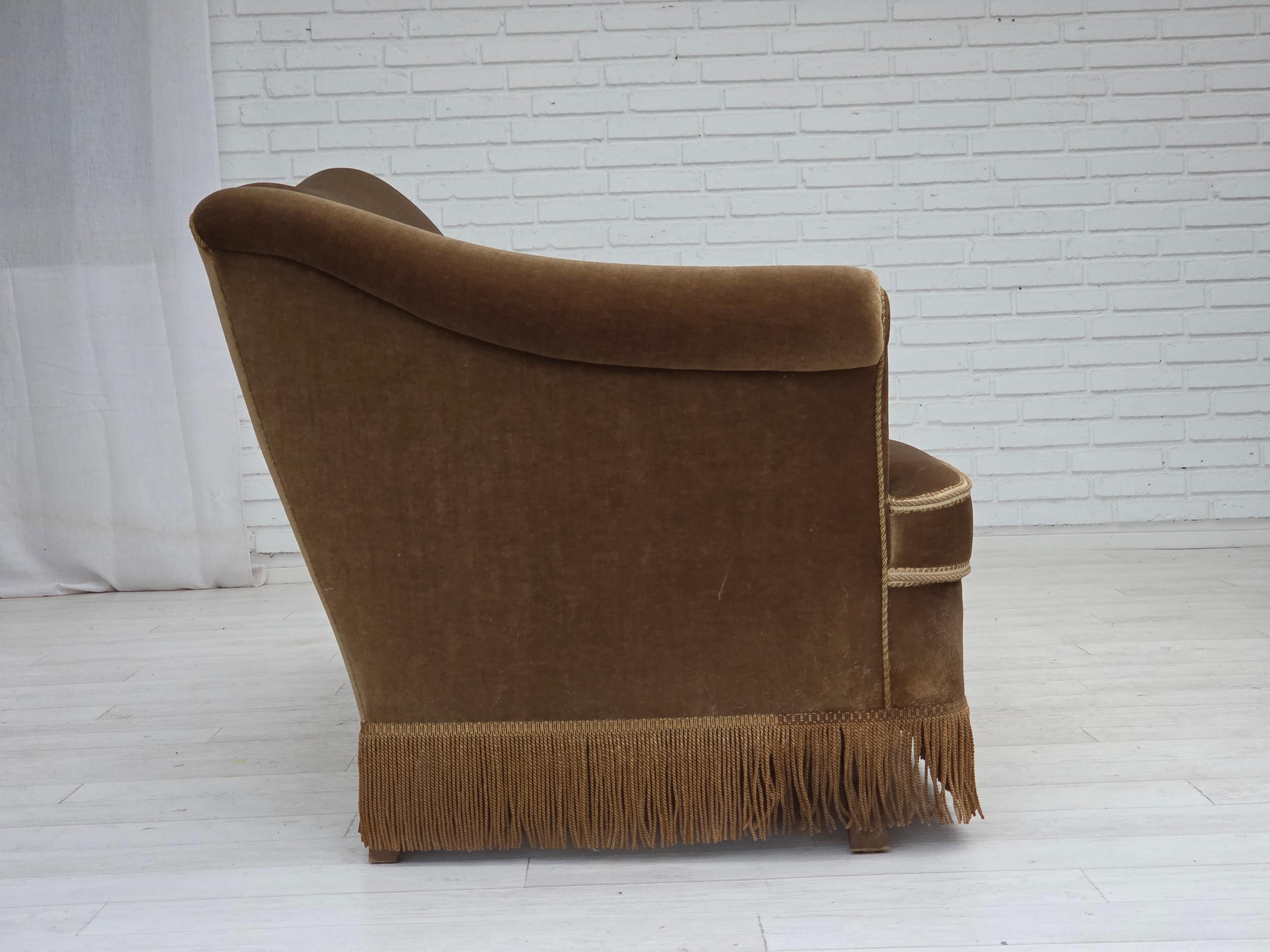 Danois Années 1960, canapé danois 3 places, velours d'ameublement vert olive, bois de hêtre. en vente