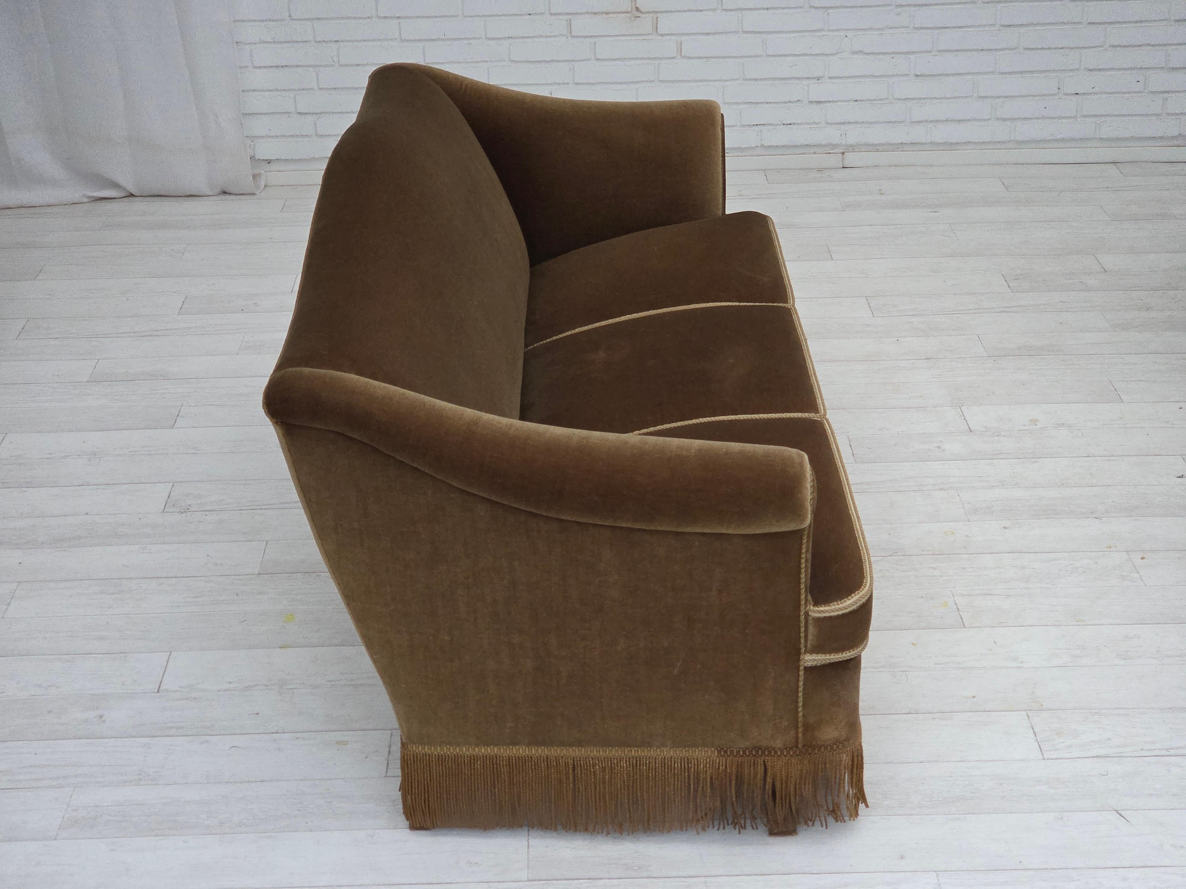 Années 1960, canapé danois 3 places, velours d'ameublement vert olive, bois de hêtre. Bon état - En vente à Tarm, 82