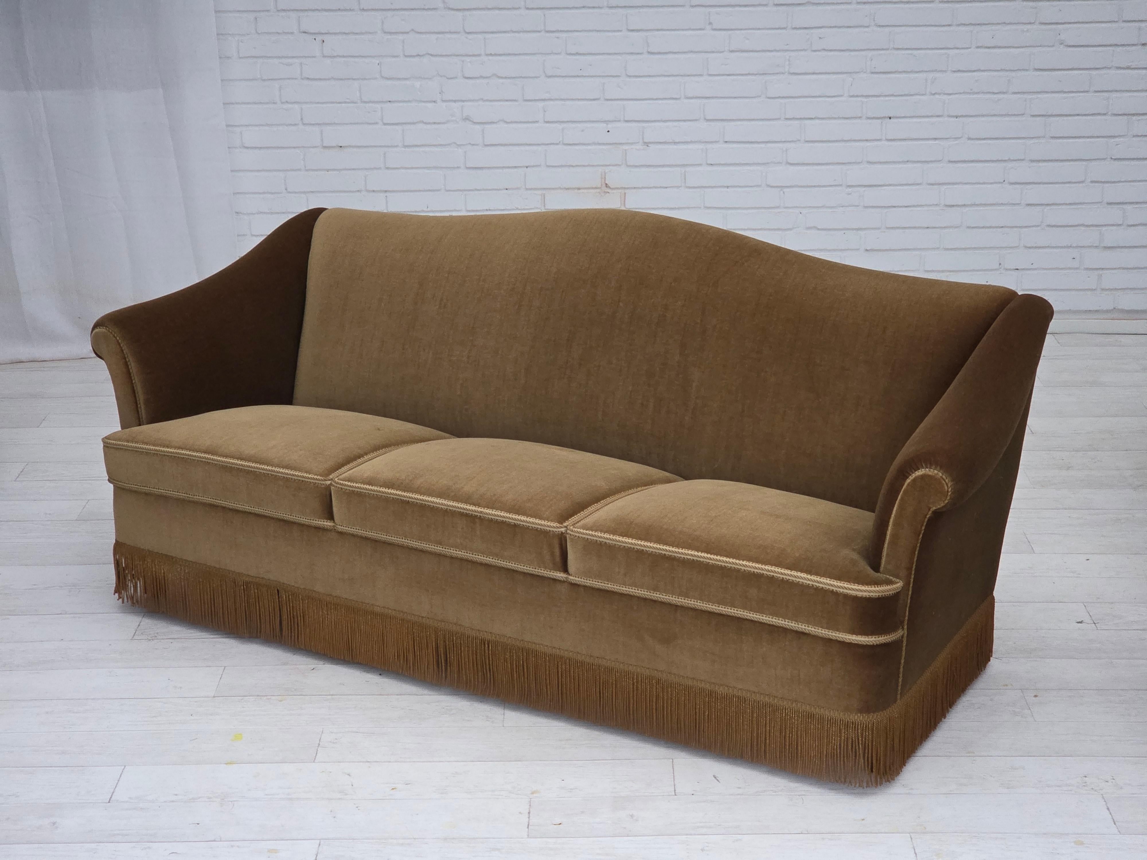 Velours Années 1960, canapé danois 3 places, velours d'ameublement vert olive, bois de hêtre. en vente