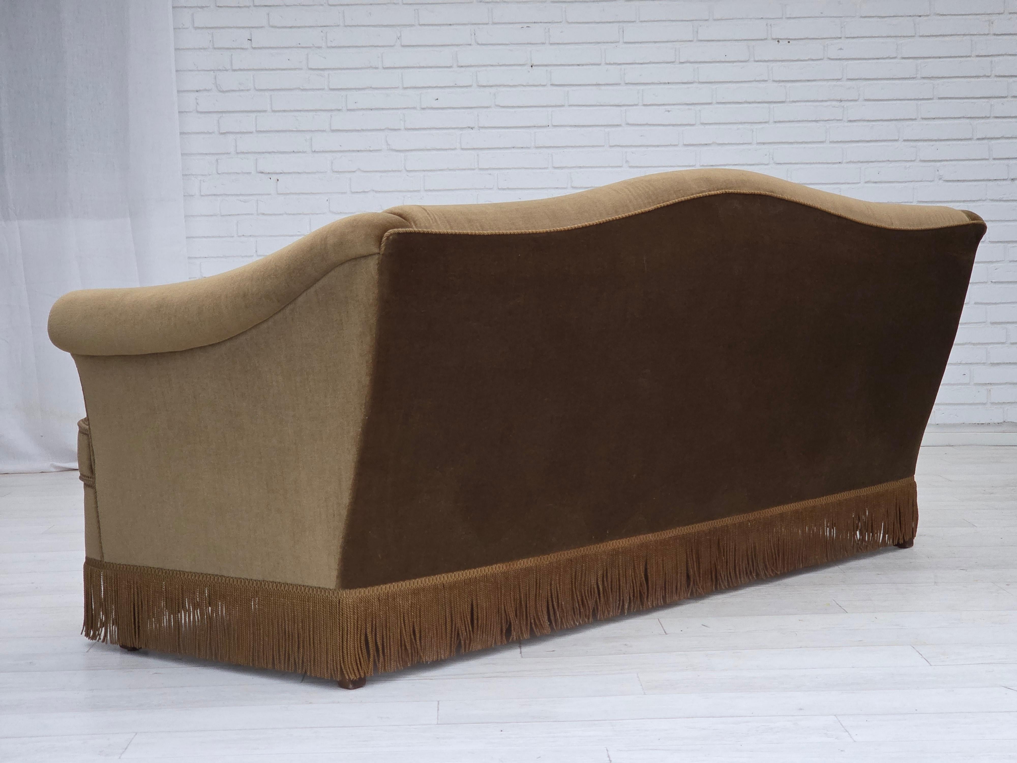 Années 1960, canapé danois 3 places, velours d'ameublement vert olive, bois de hêtre. en vente 2