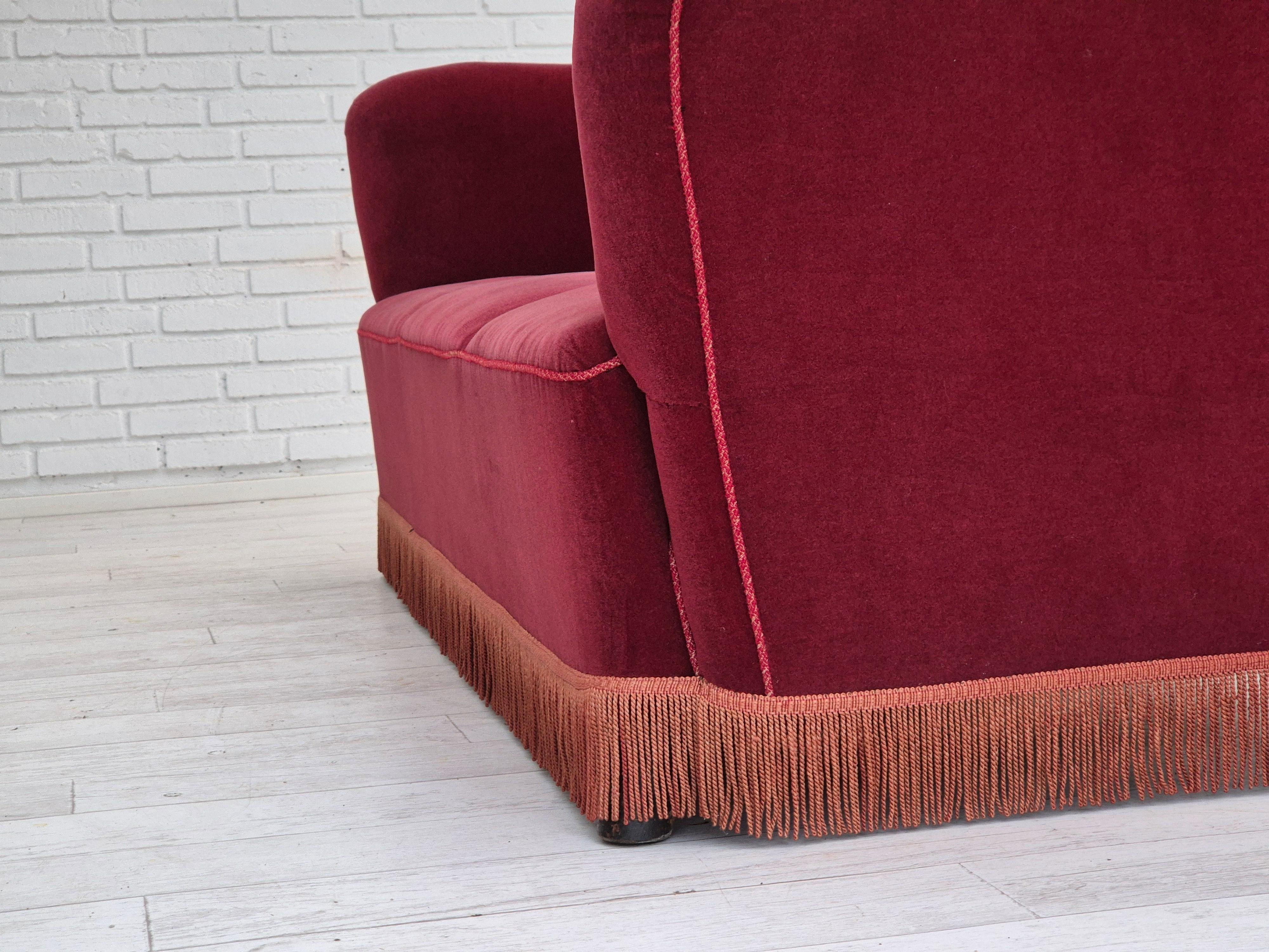 Années 1960, canapé danois à 3 places, état d'origine, velours de meuble rouge cerise. en vente 3