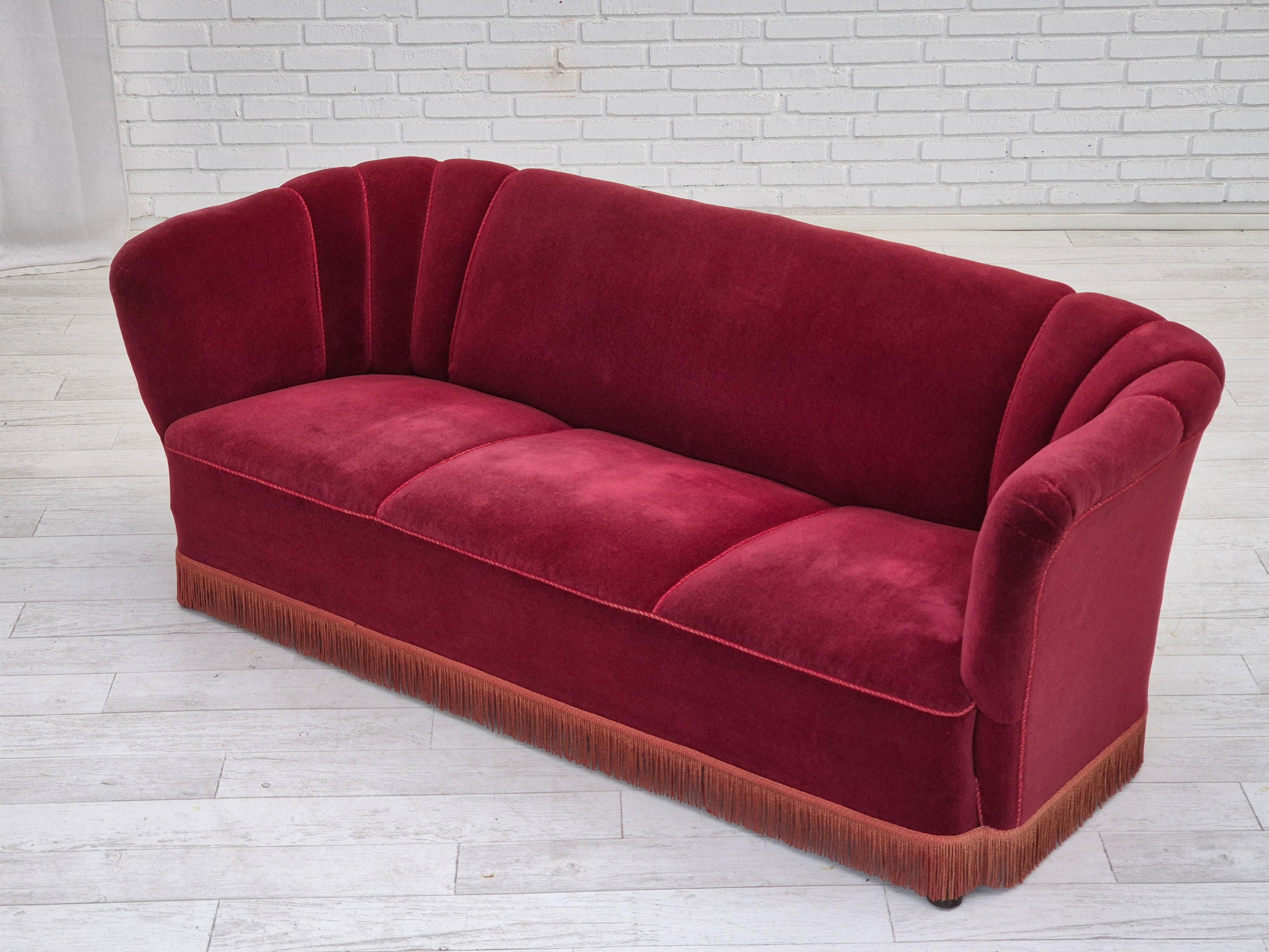 Années 1960, canapé danois à 3 places, état d'origine, velours de meuble rouge cerise. en vente 4