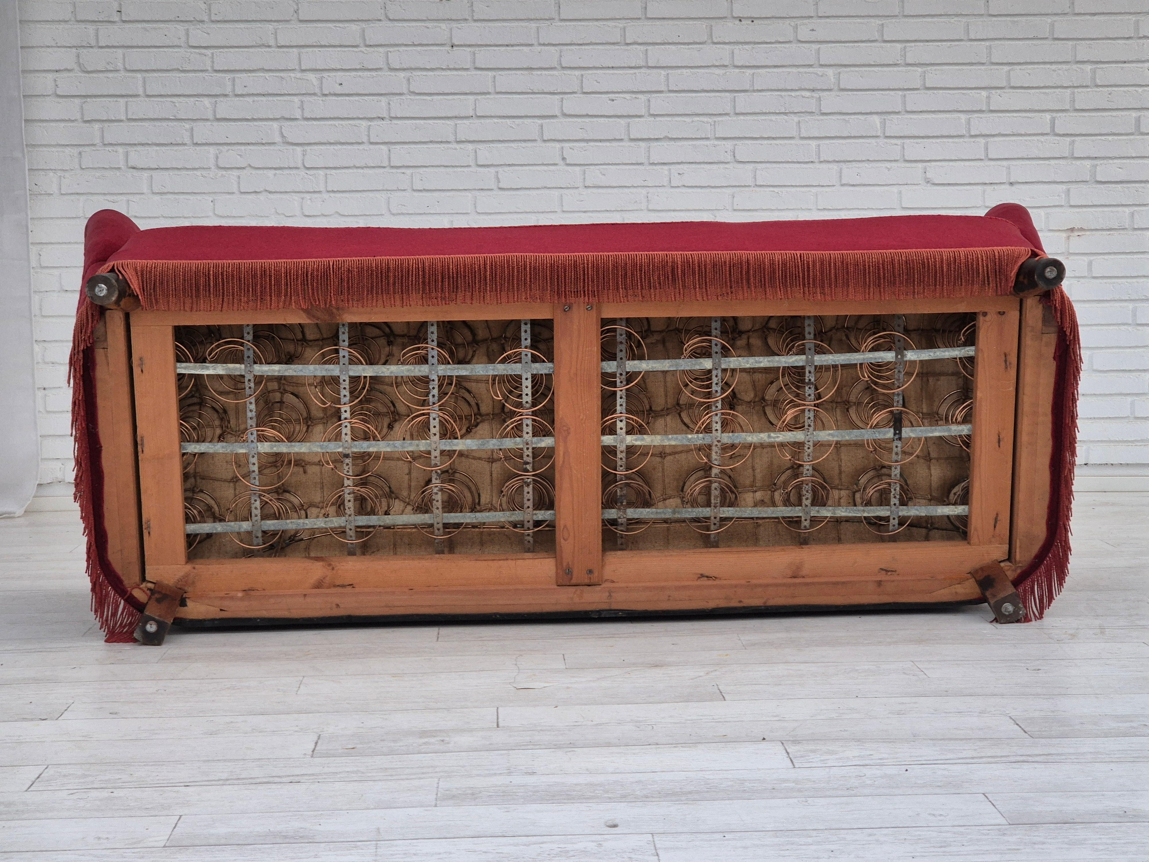 Années 1960, canapé danois à 3 places, état d'origine, velours de meuble rouge cerise. en vente 5
