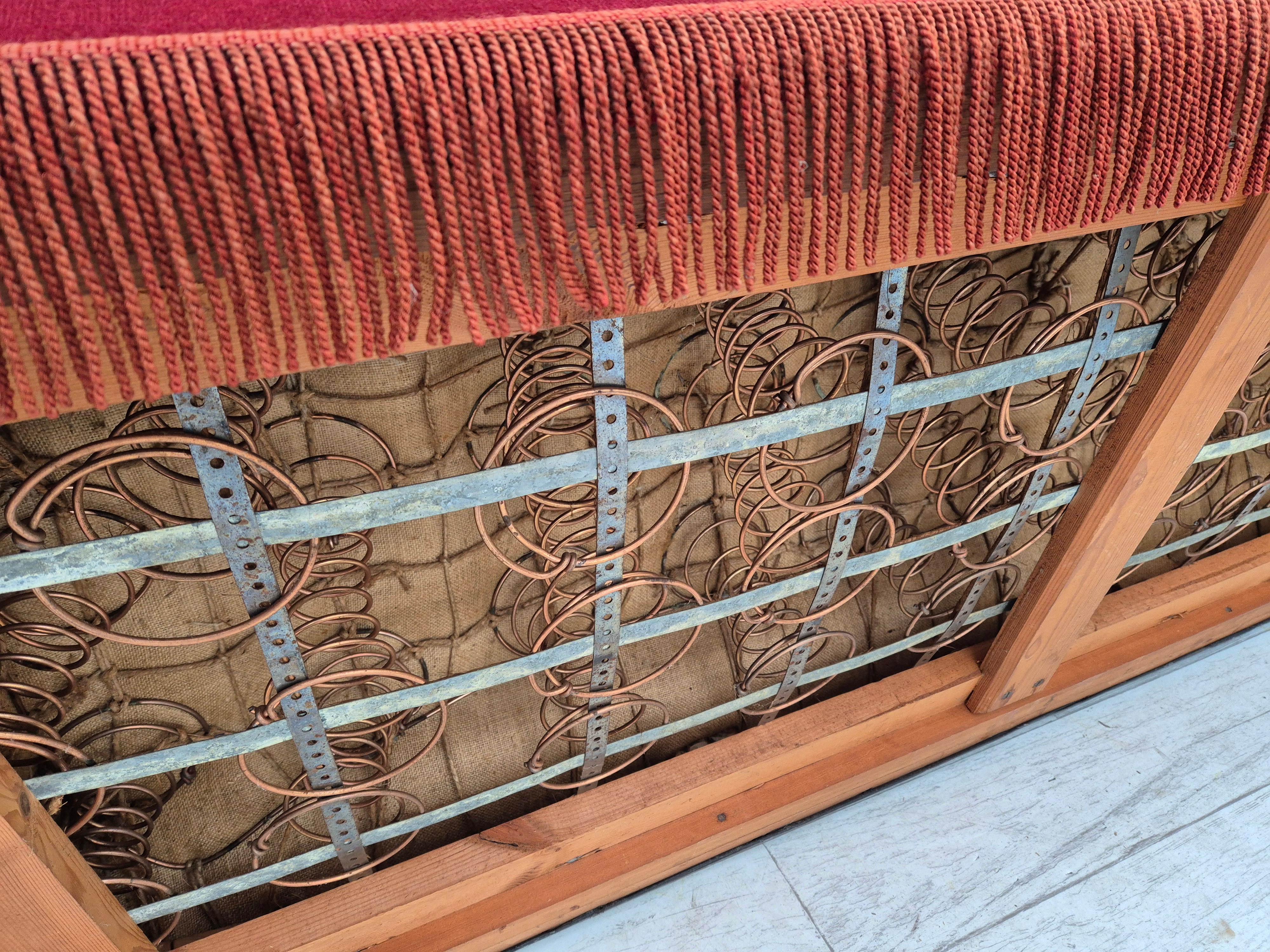 Années 1960, canapé danois à 3 places, état d'origine, velours de meuble rouge cerise. en vente 6