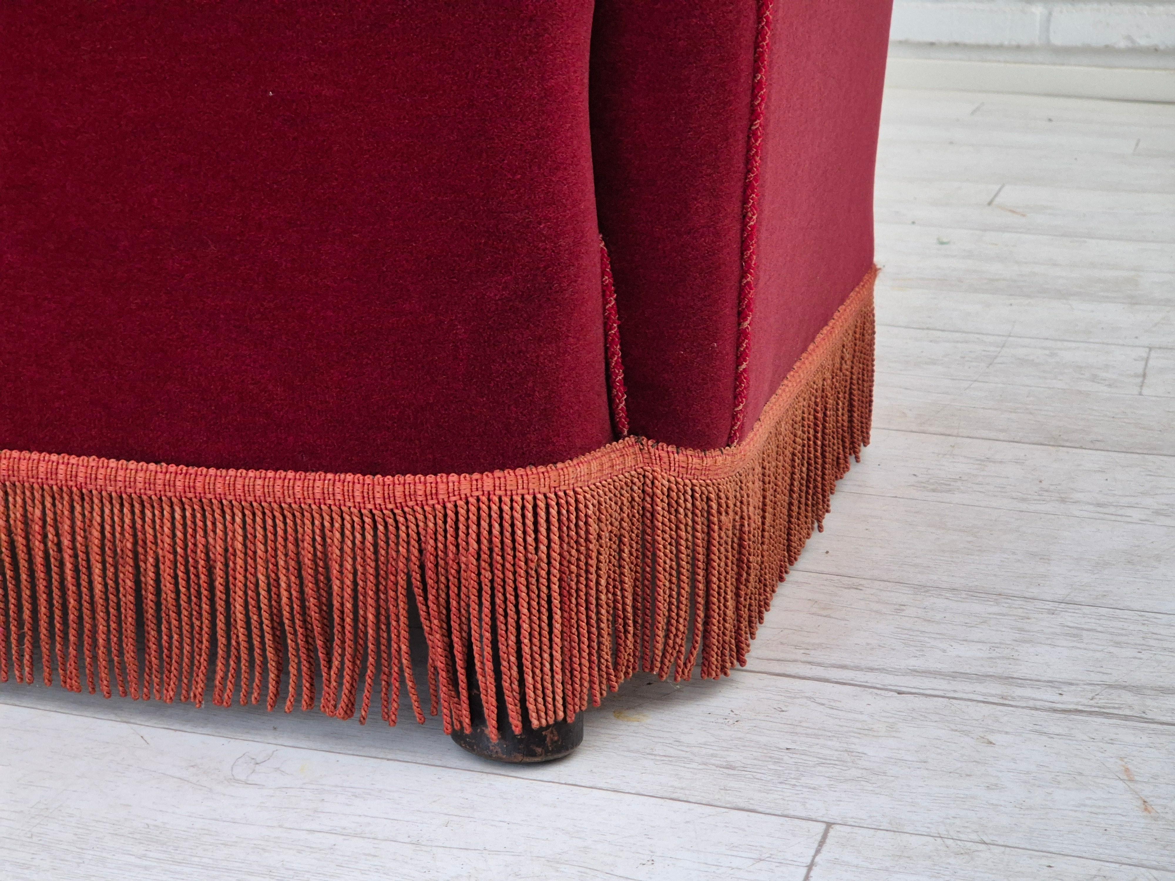 Années 1960, canapé danois à 3 places, état d'origine, velours de meuble rouge cerise. en vente 8