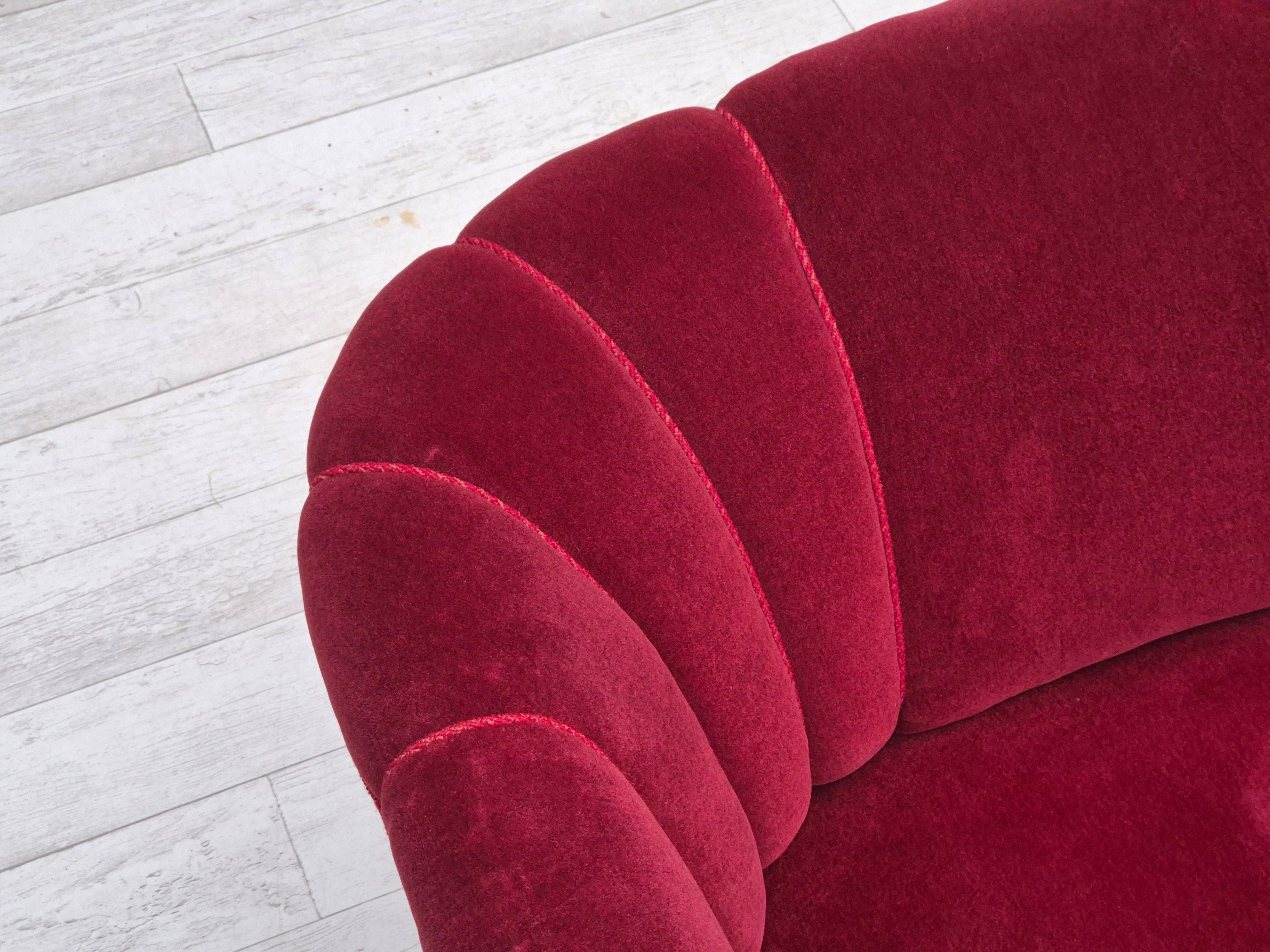 Années 1960, canapé danois à 3 places, état d'origine, velours de meuble rouge cerise. en vente 9