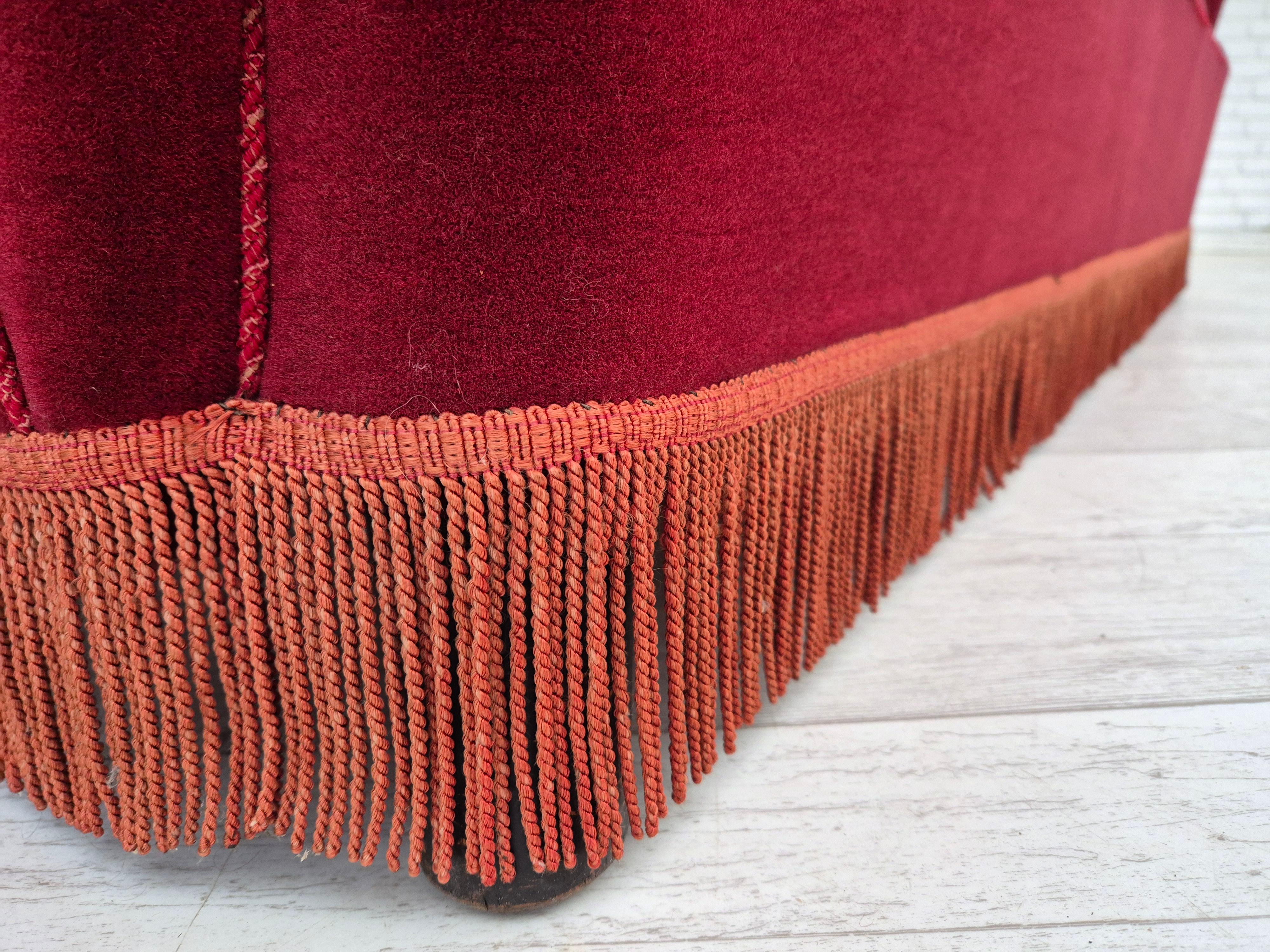 Années 1960, canapé danois à 3 places, état d'origine, velours de meuble rouge cerise. en vente 10