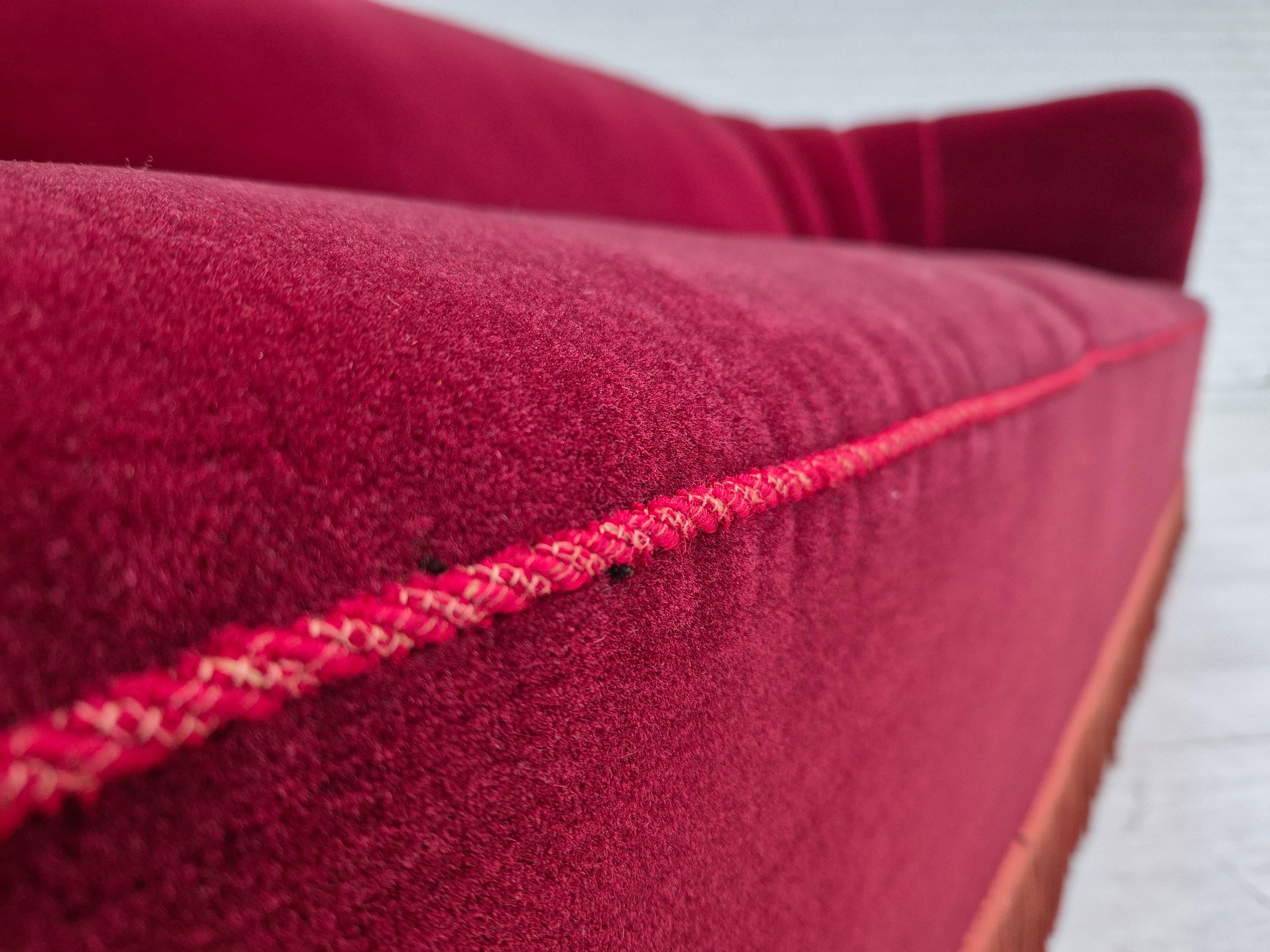 Années 1960, canapé danois à 3 places, état d'origine, velours de meuble rouge cerise. en vente 11