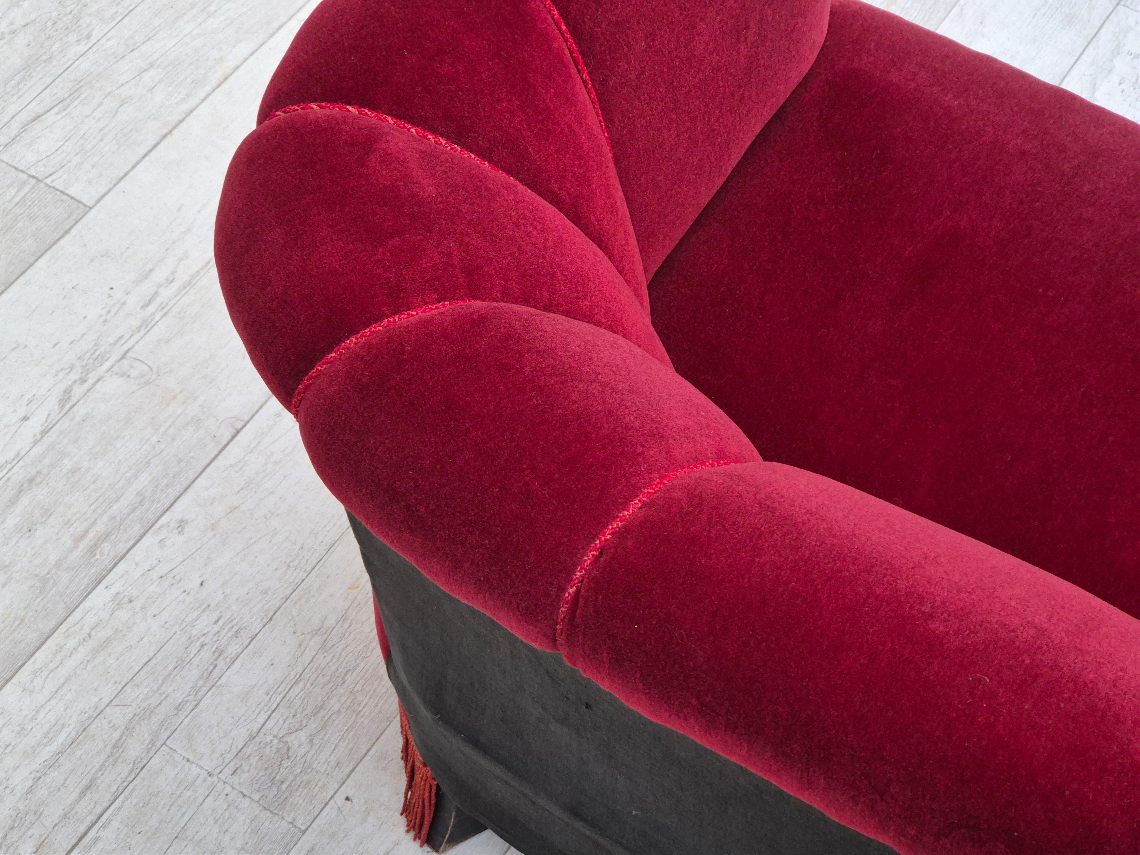 Années 1960, canapé danois à 3 places, état d'origine, velours de meuble rouge cerise. en vente 12