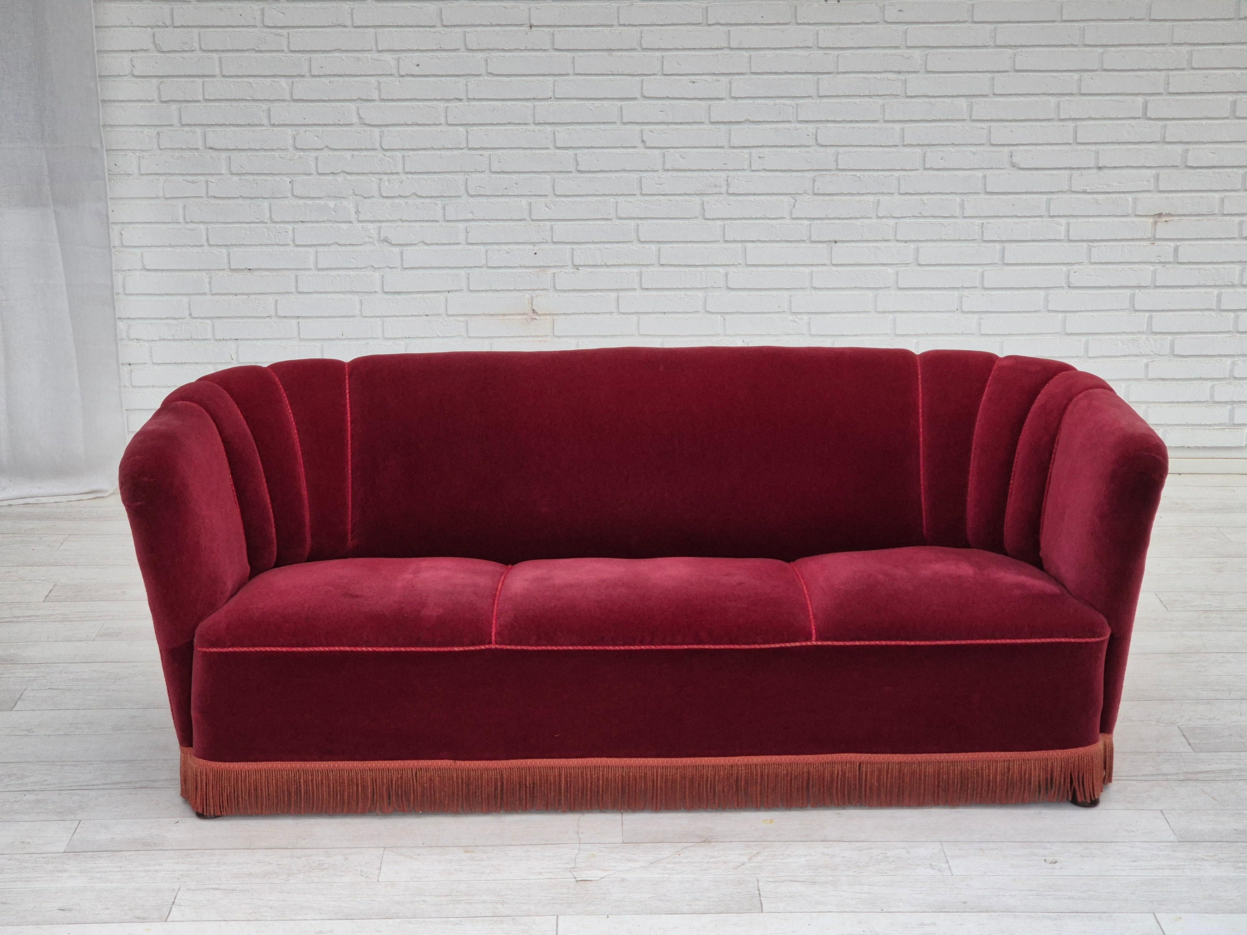 1960s, Danish 3 seater sofa. Très bon état d'origine : pas d'odeurs, pas de taches, et construction stable. Velours d'ameublement original rouge cerise, ressorts en laiton dans l'assise, pieds en hêtre foncé. Fabriqué par un fabricant de meubles
