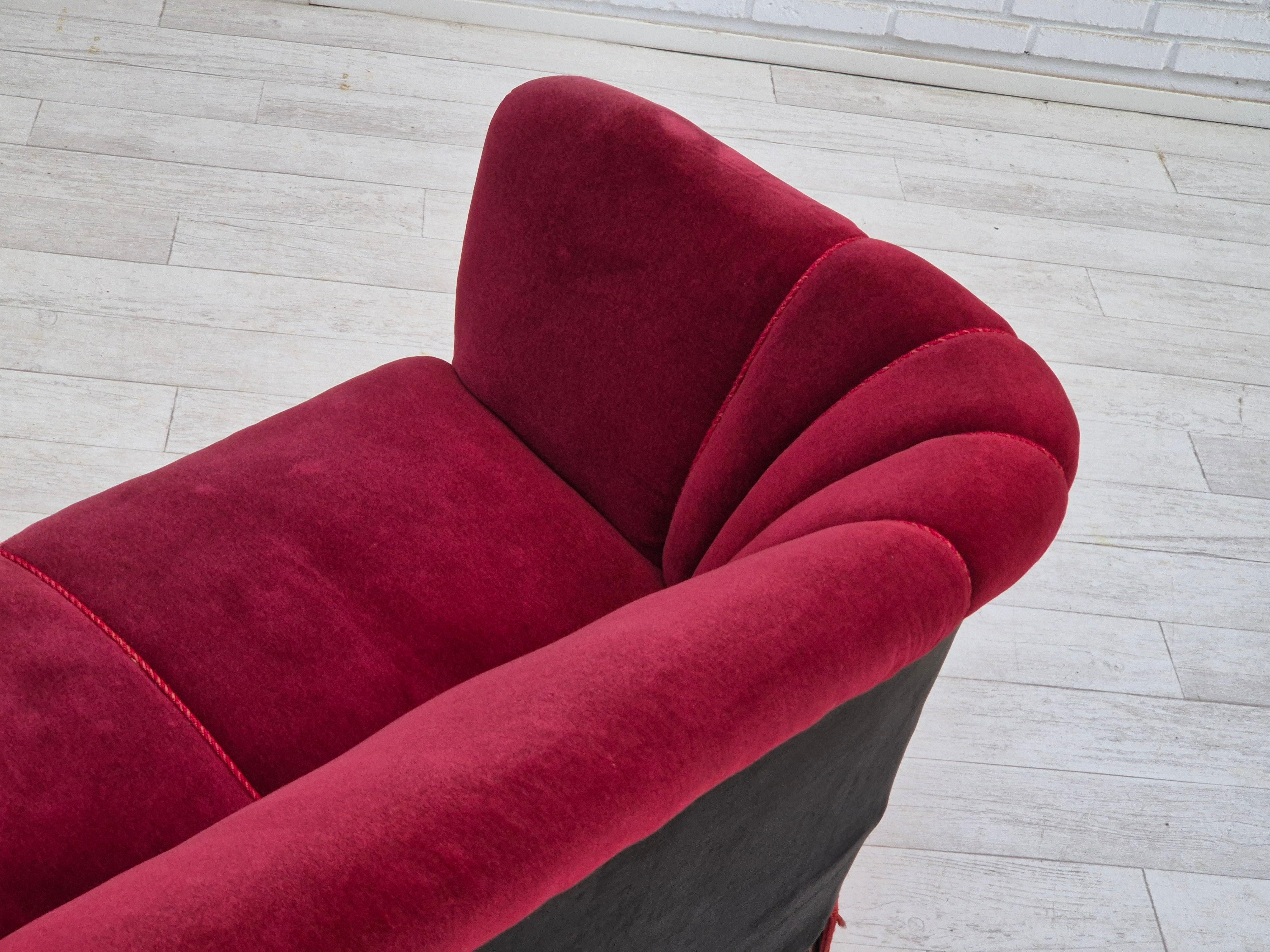 Années 1960, canapé danois à 3 places, état d'origine, velours de meuble rouge cerise. en vente 13