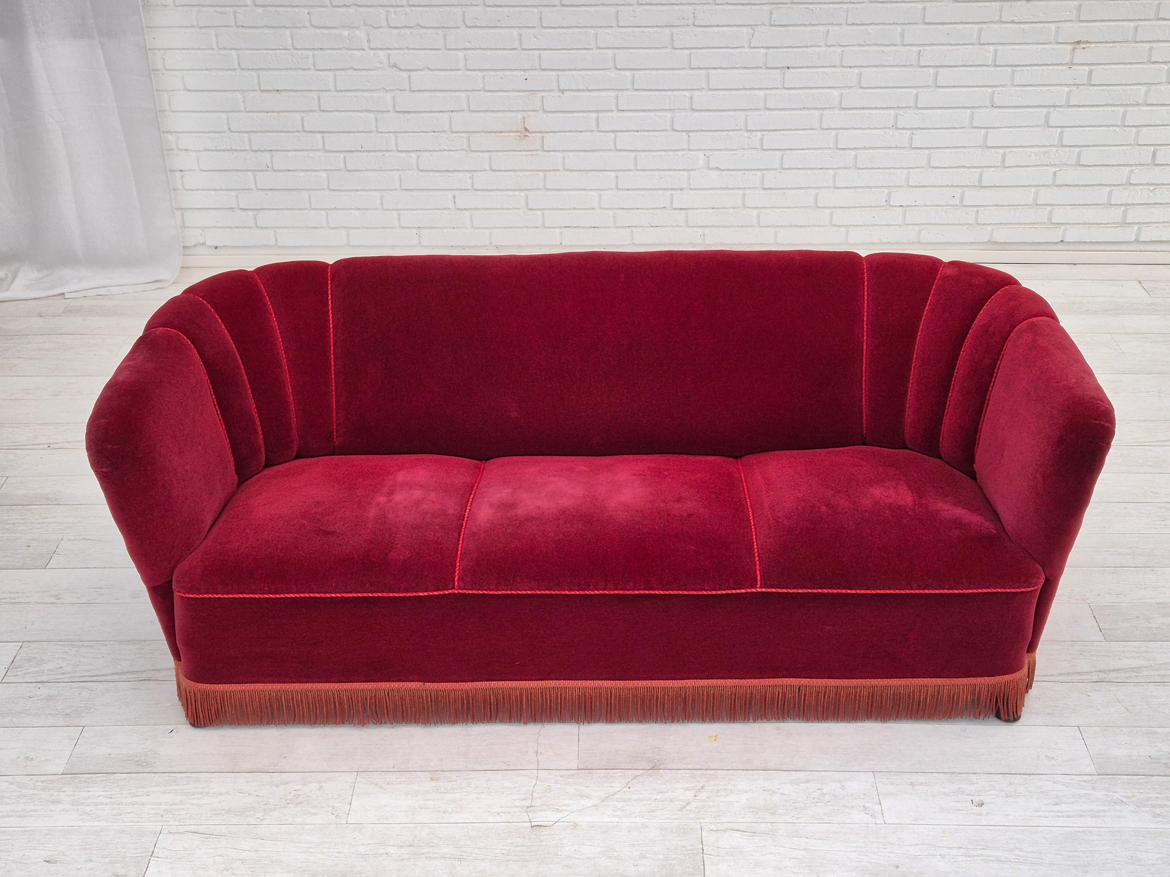Scandinave moderne Années 1960, canapé danois à 3 places, état d'origine, velours de meuble rouge cerise. en vente