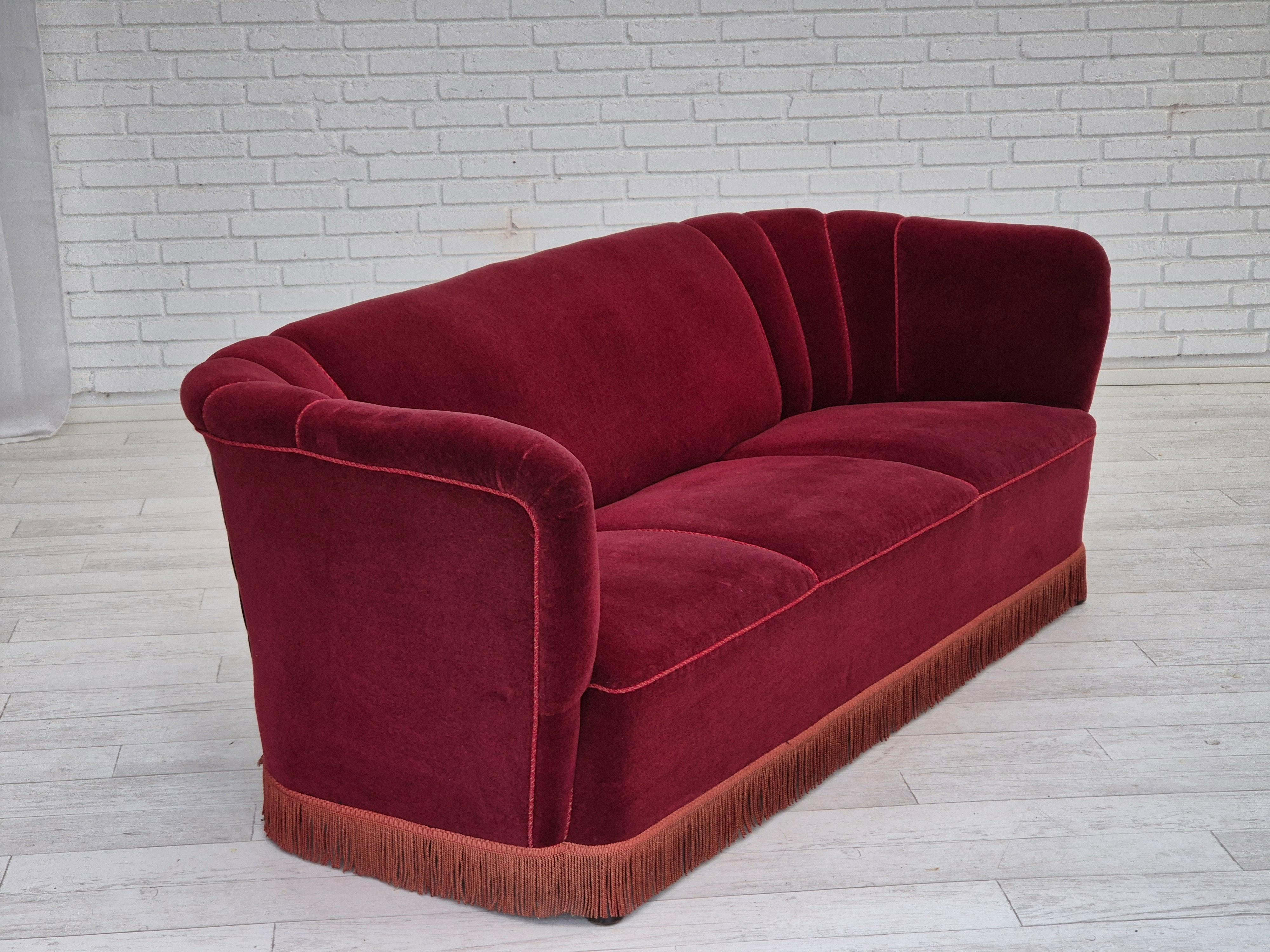 Danois Années 1960, canapé danois à 3 places, état d'origine, velours de meuble rouge cerise. en vente