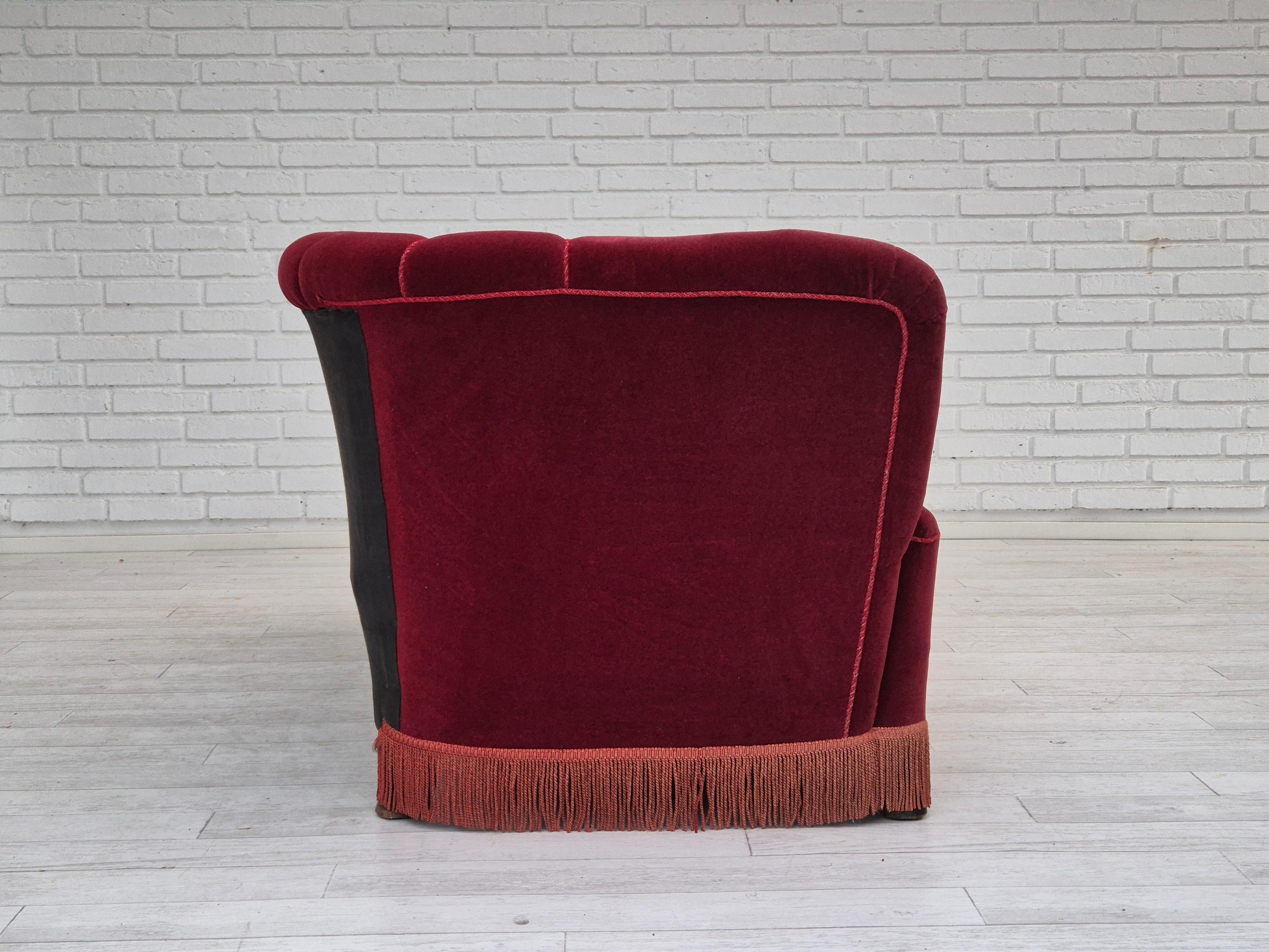 Années 1960, canapé danois à 3 places, état d'origine, velours de meuble rouge cerise. Bon état - En vente à Tarm, 82