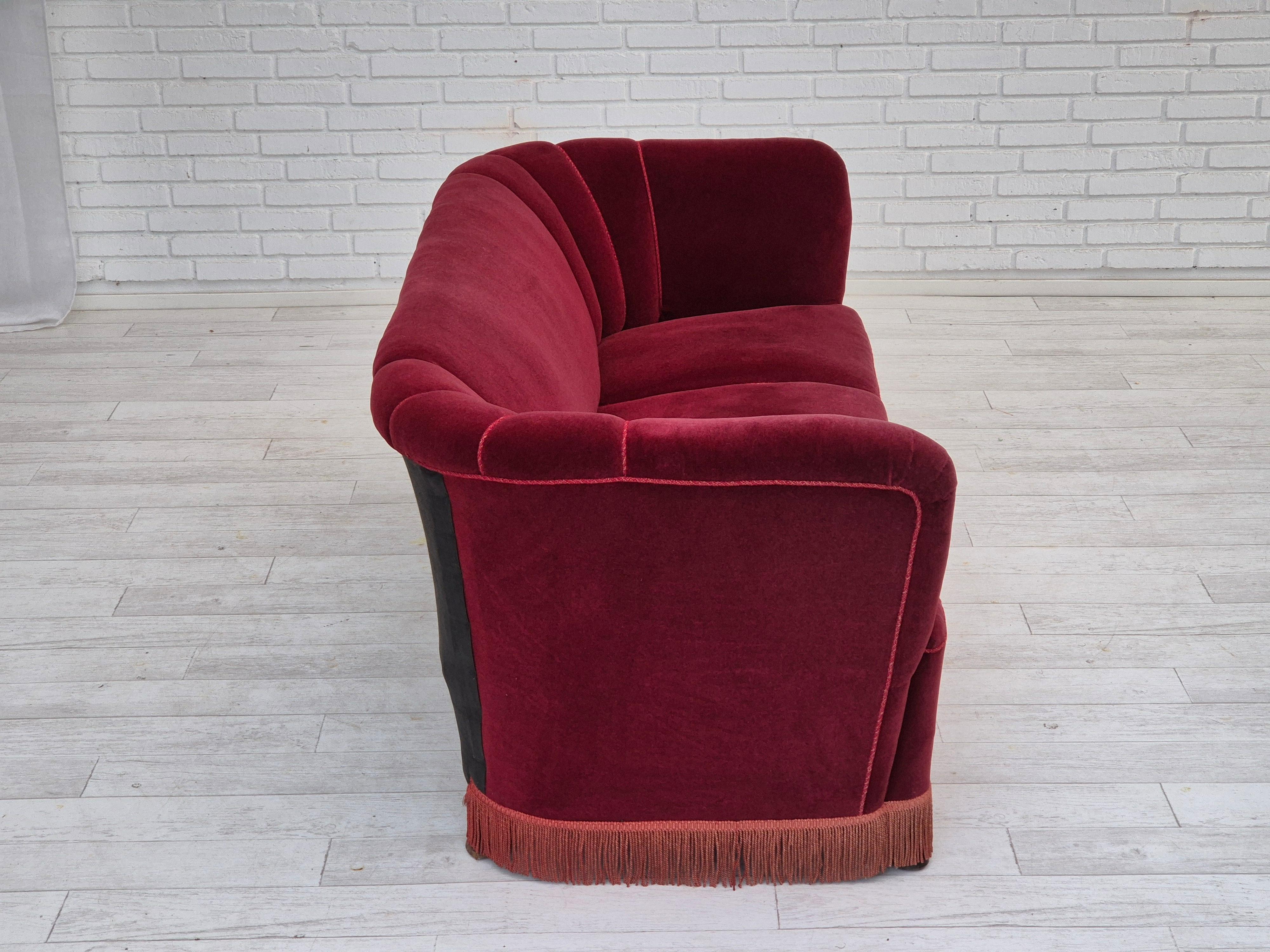 Milieu du XXe siècle Années 1960, canapé danois à 3 places, état d'origine, velours de meuble rouge cerise. en vente