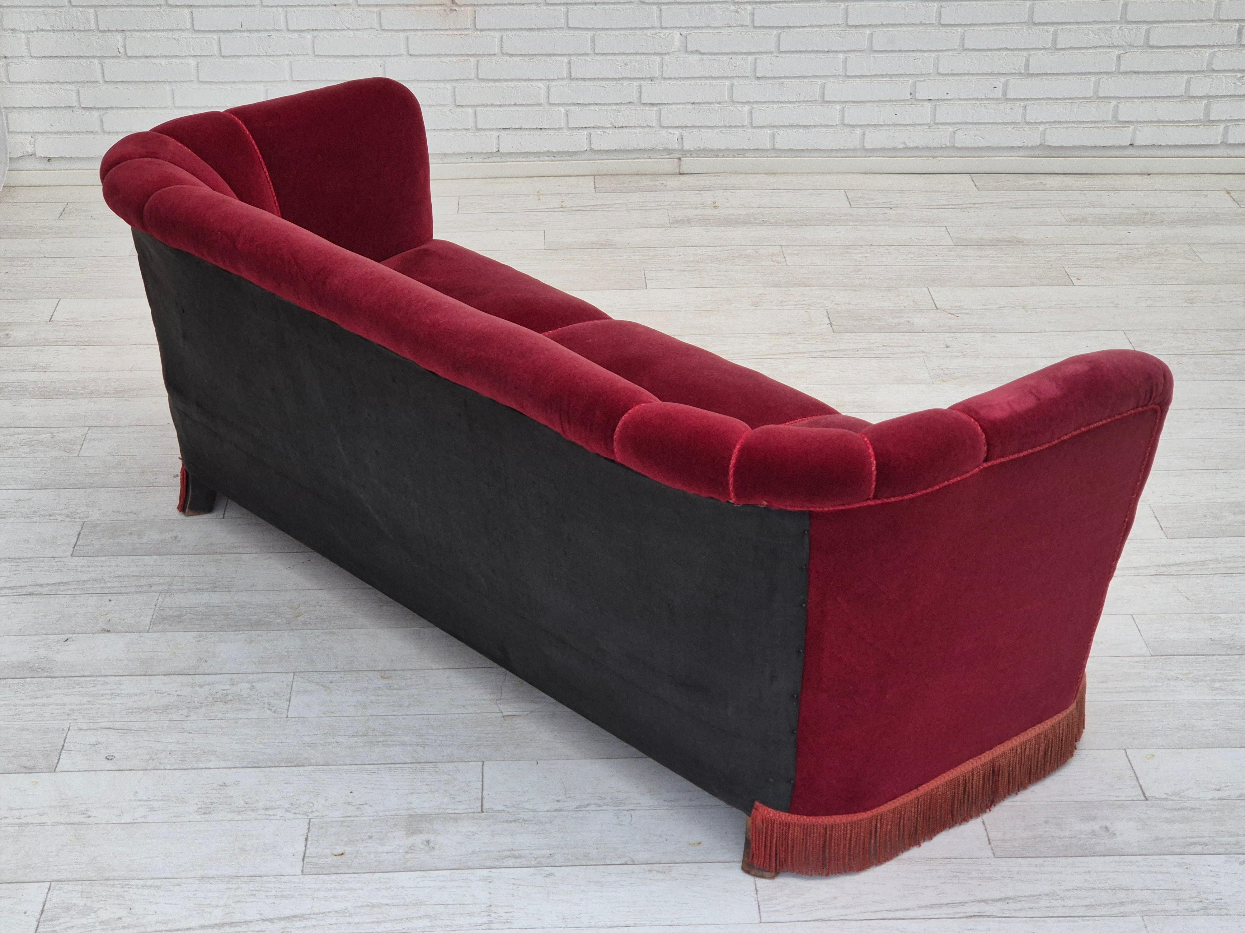 Velours Années 1960, canapé danois à 3 places, état d'origine, velours de meuble rouge cerise. en vente
