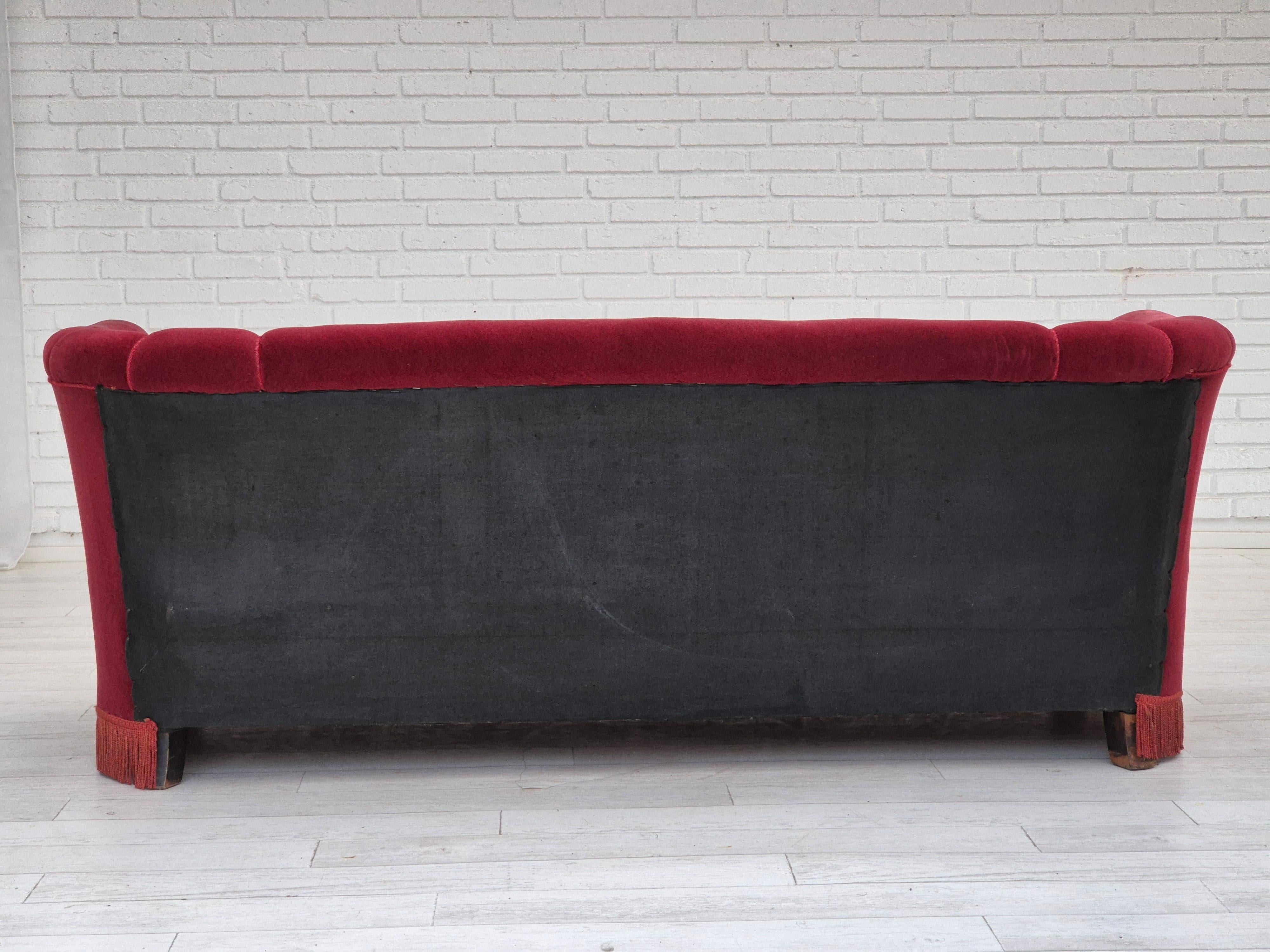 Années 1960, canapé danois à 3 places, état d'origine, velours de meuble rouge cerise. en vente 1