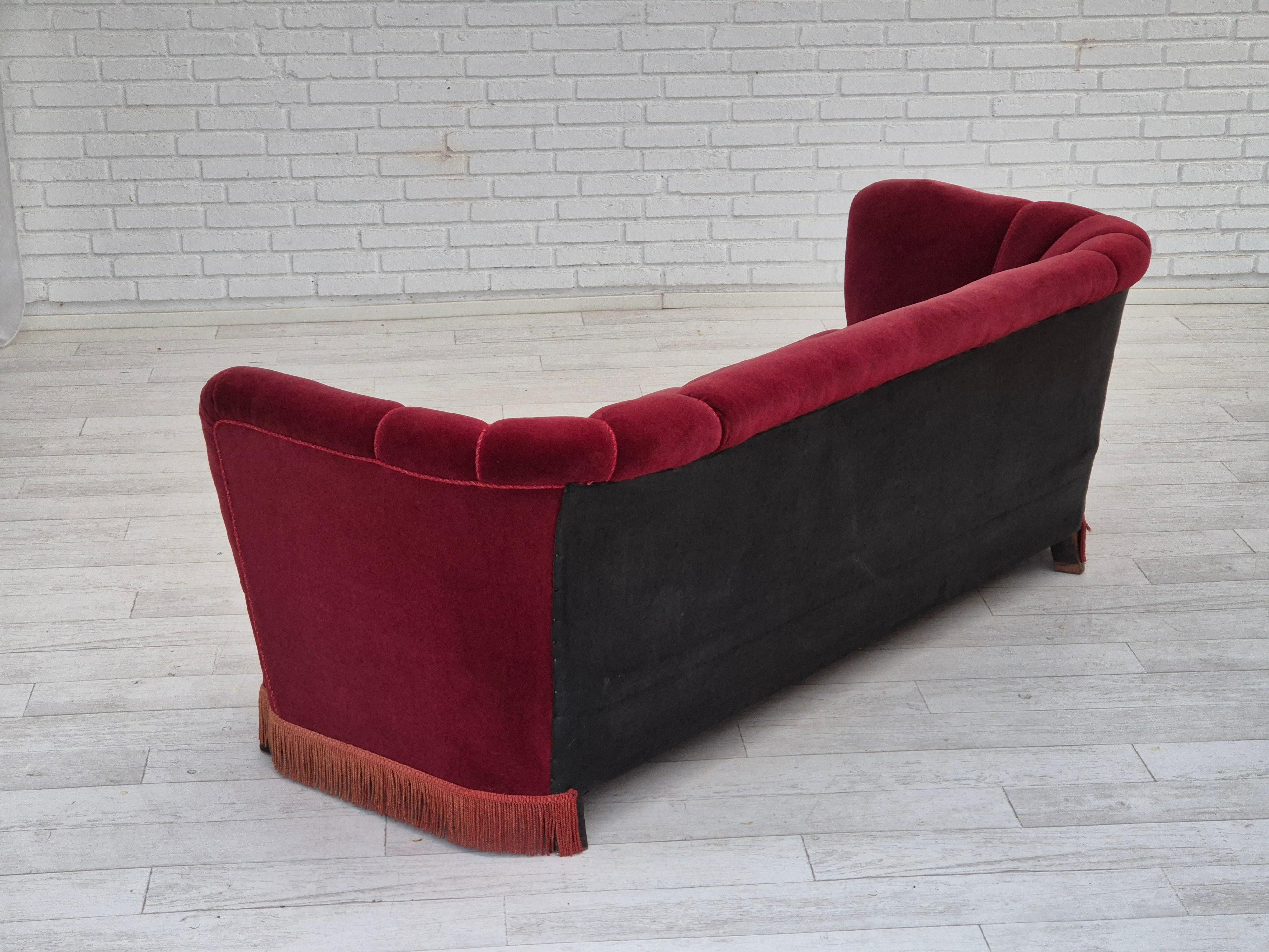 Années 1960, canapé danois à 3 places, état d'origine, velours de meuble rouge cerise. en vente 2