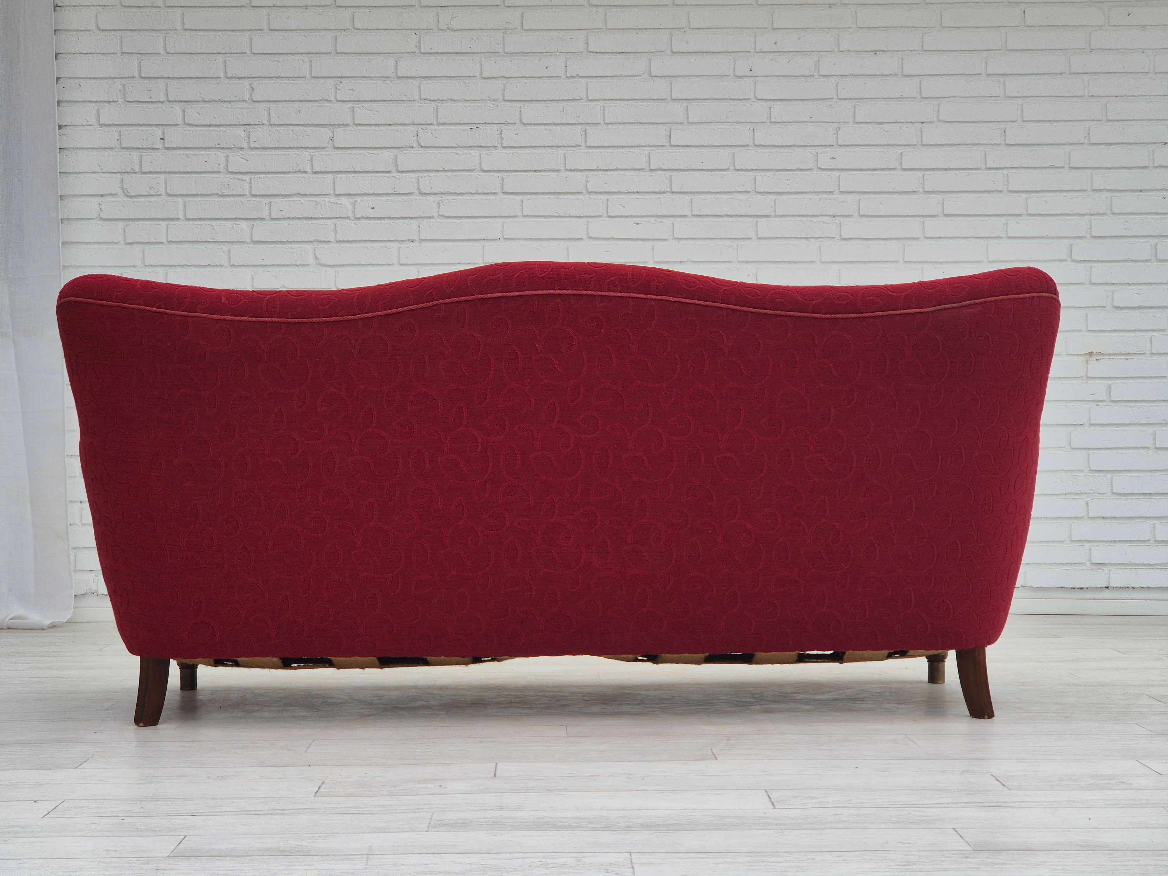 1960er Jahre, dänisches 3-Sitzer-Sofa, Originalzustand, Baumwollstoff. (Mitte des 20. Jahrhunderts) im Angebot