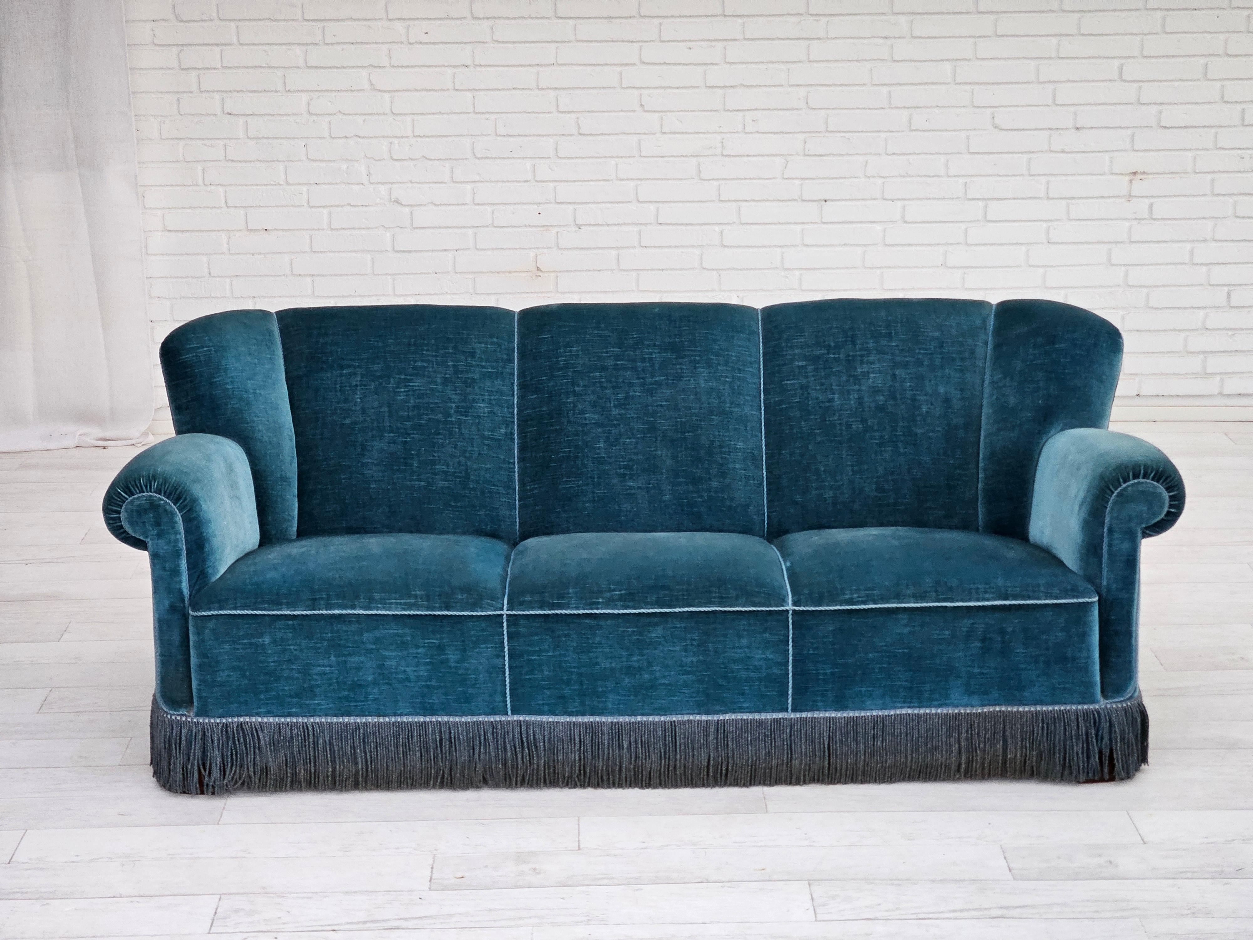 1960, canapé danois 3 places. Très bon état d'origine : pas d'odeurs, pas de taches, et construction stable. Velours d'ameublement bleu d'origine, pieds en hêtre, ressorts en laiton dans l'assise. Meubles vintage scandinaves originaux en provenance