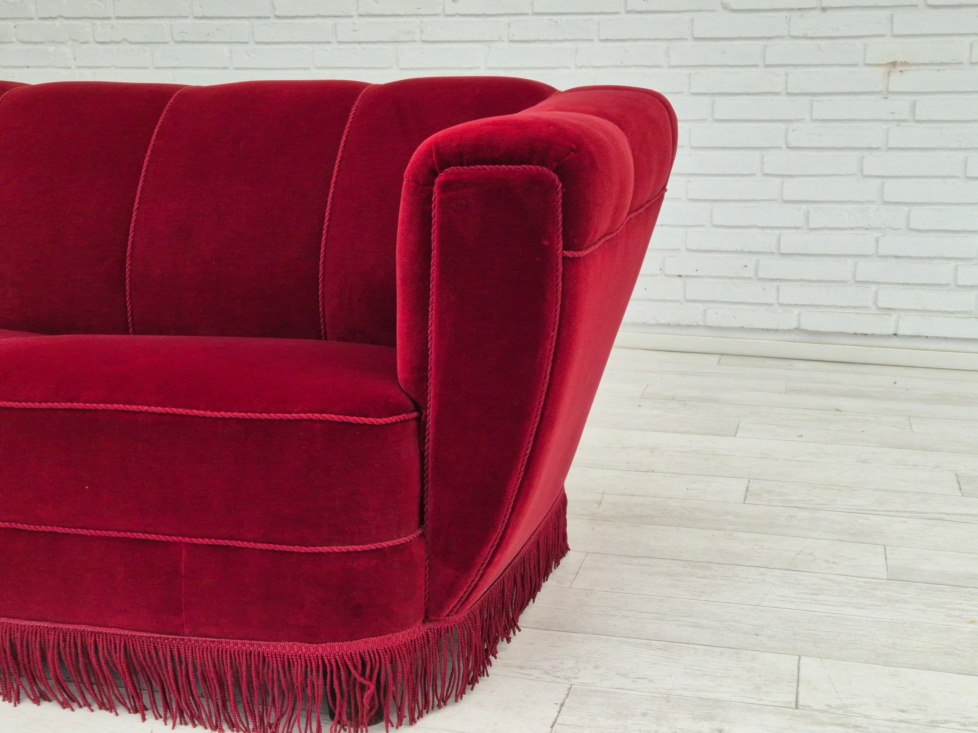 1960er Jahre, dänisches 3-Sitzer-Sofa, Originalzustand, Möbelvelours, Beine aus Eichenholz im Angebot 4