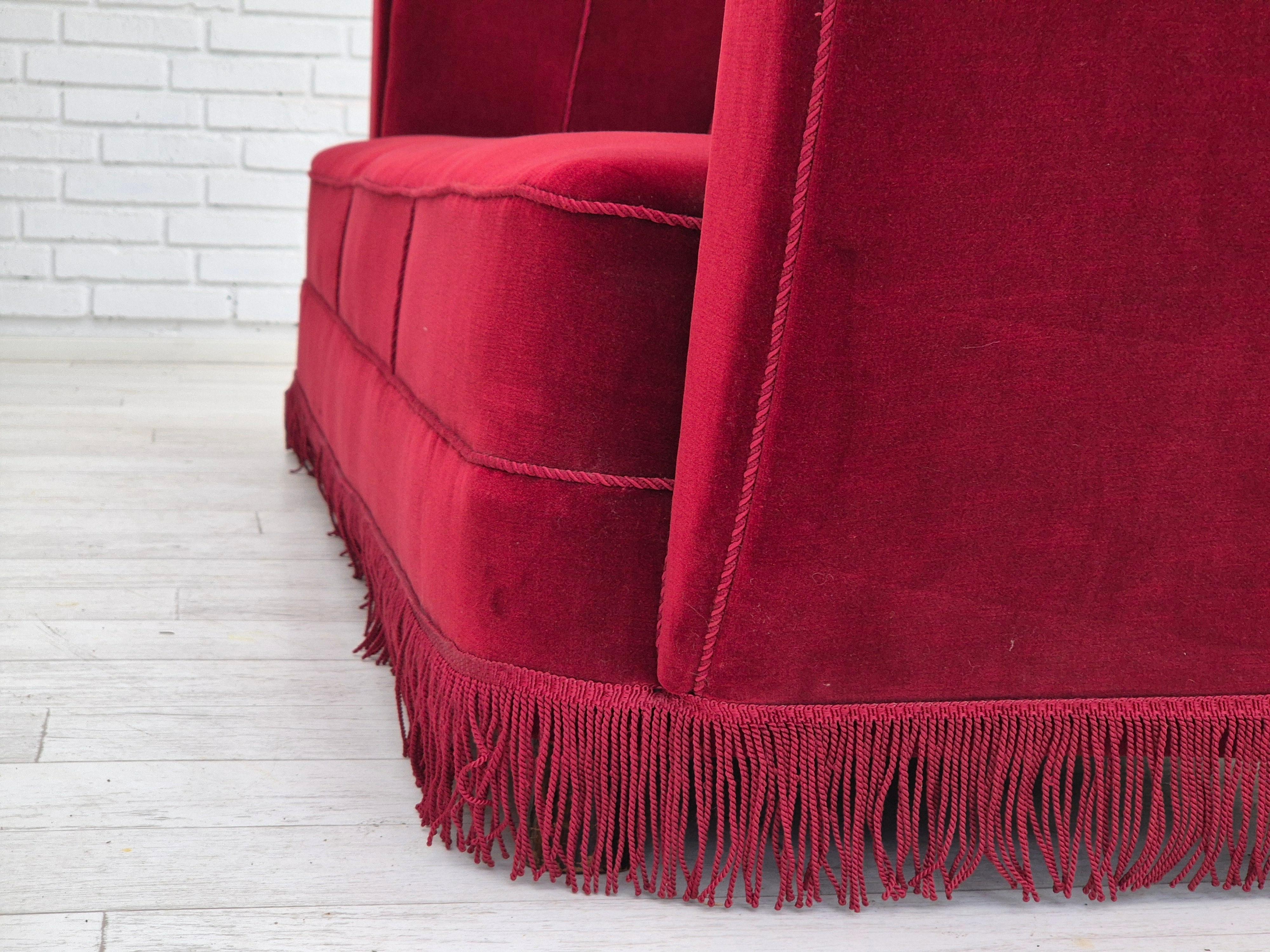 1960er Jahre, dänisches 3-Sitzer-Sofa, Originalzustand, Möbelvelours, Beine aus Eichenholz im Angebot 6