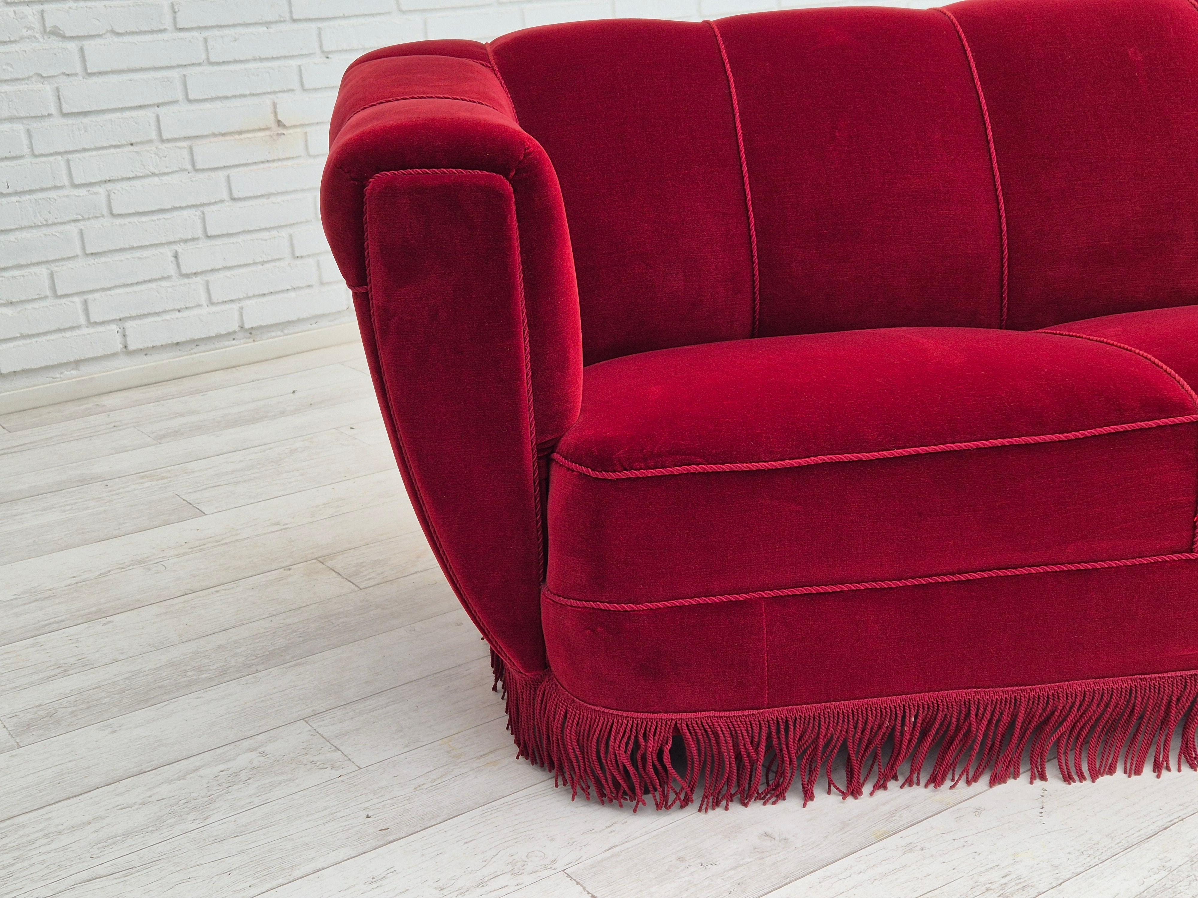 1960er Jahre, dänisches 3-Sitzer-Sofa, Originalzustand, Möbelvelours, Beine aus Eichenholz im Angebot 10