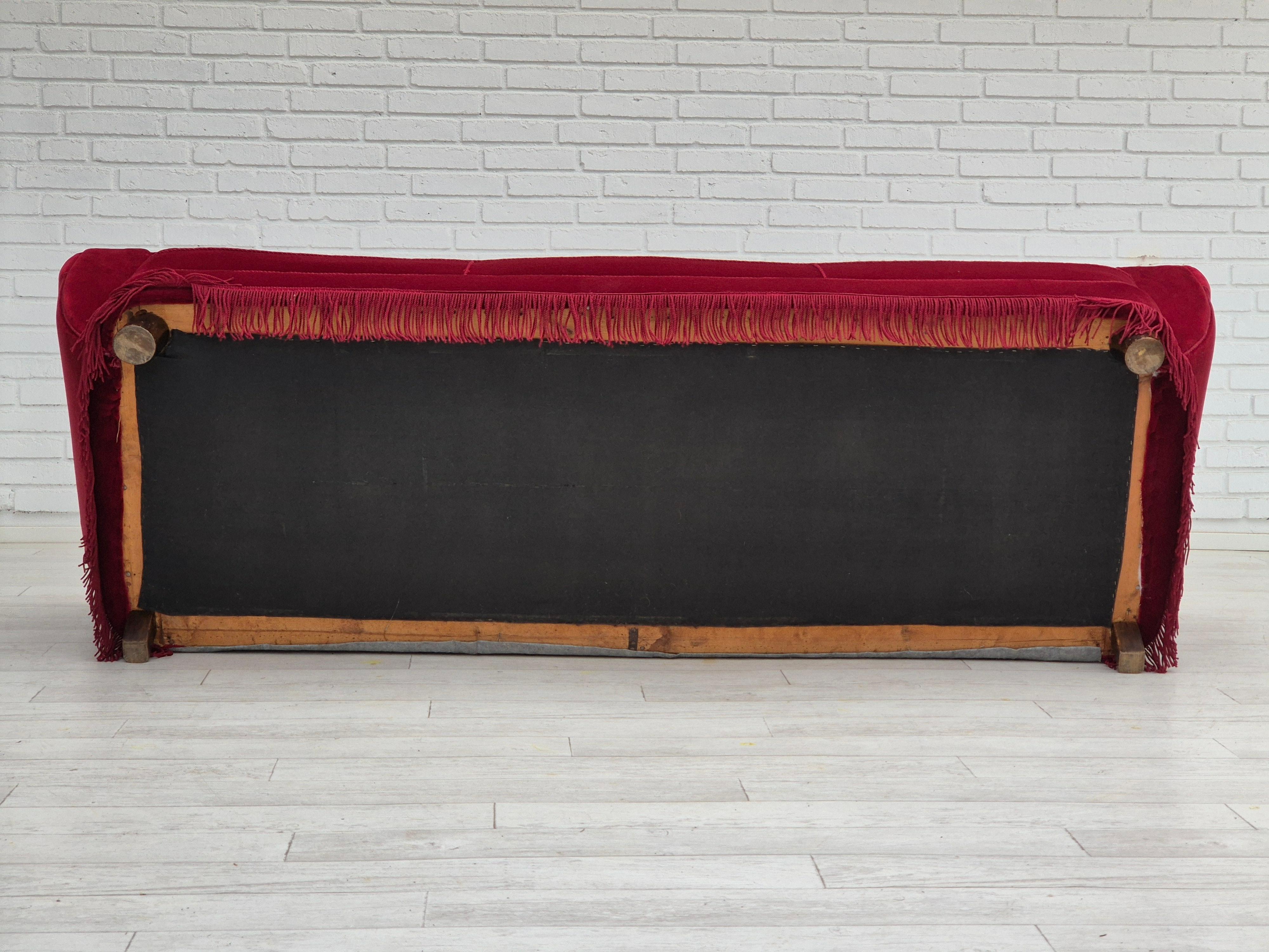 1960er Jahre, dänisches 3-Sitzer-Sofa, Originalzustand, Möbelvelours, Beine aus Eichenholz im Angebot 11