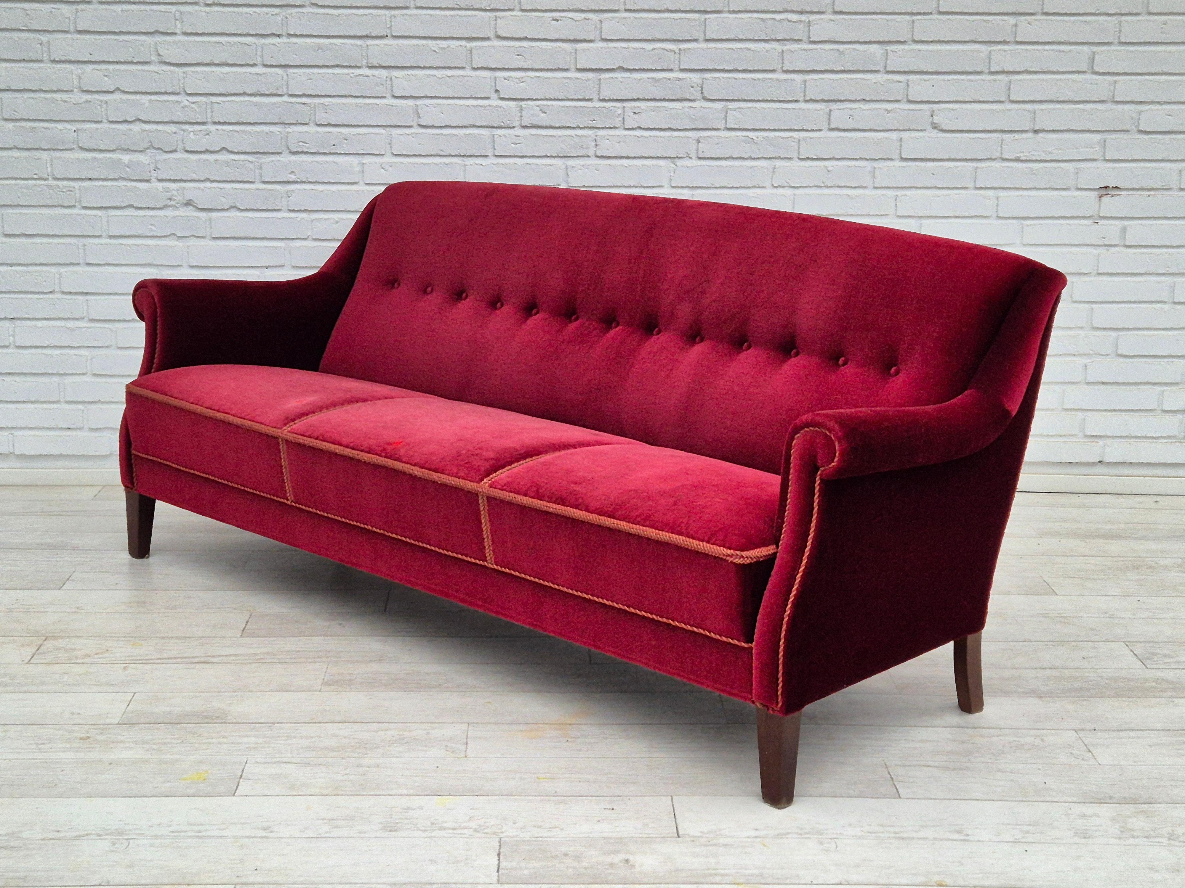 1960er Jahre, dänisches 3-Sitzer-Sofa, guter Originalzustand, Möbel Velours, Buche. 4