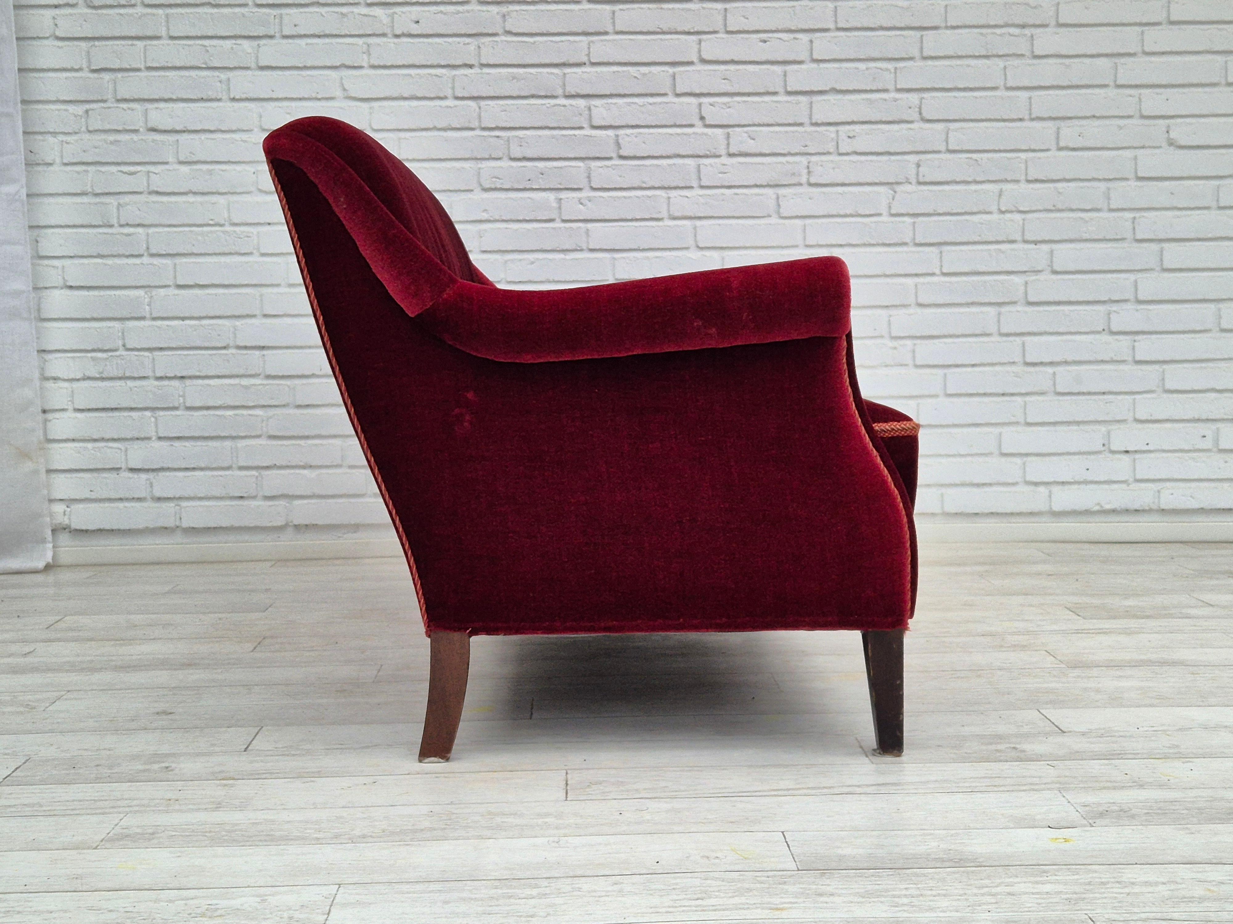 1960er Jahre, dänisches 3-Sitzer-Sofa, guter Originalzustand, Möbel Velours, Buche. 6