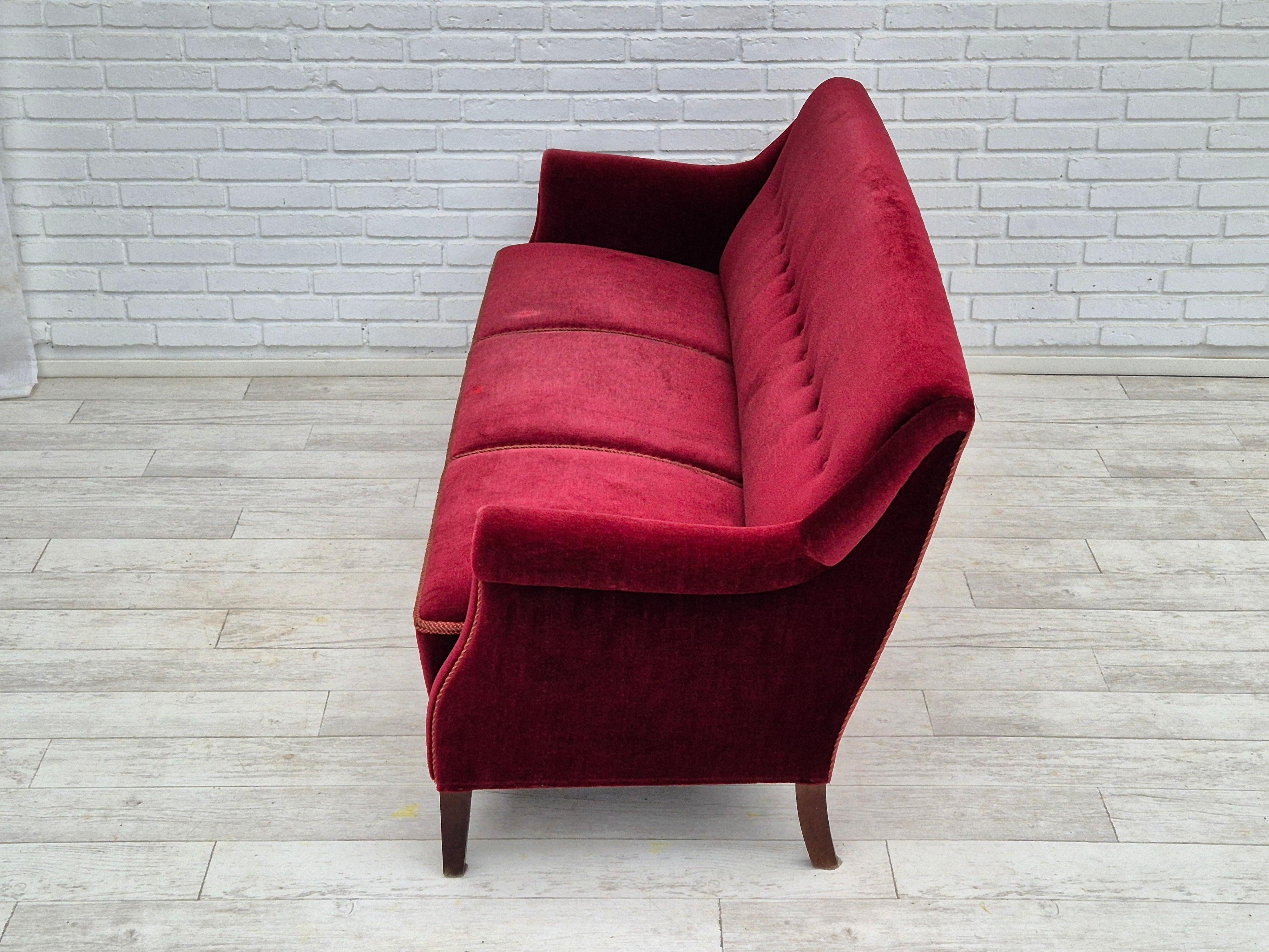 1960er Jahre, dänisches 3-Sitzer-Sofa, guter Originalzustand, Möbel Velours, Buche. 11