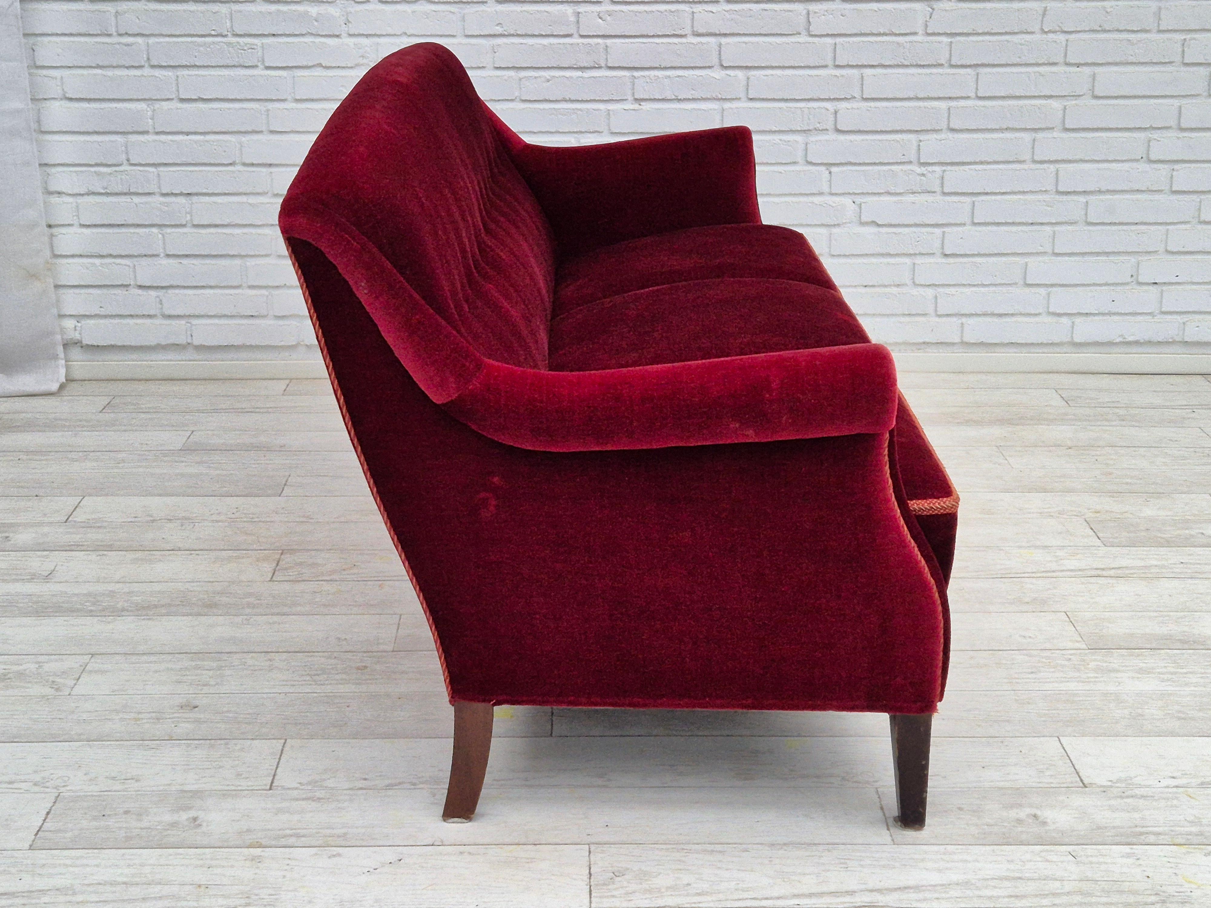 1960er Jahre, dänisches 3-Sitzer-Sofa, guter Originalzustand, Möbel Velours, Buche. im Zustand „Gut“ in Tarm, 82