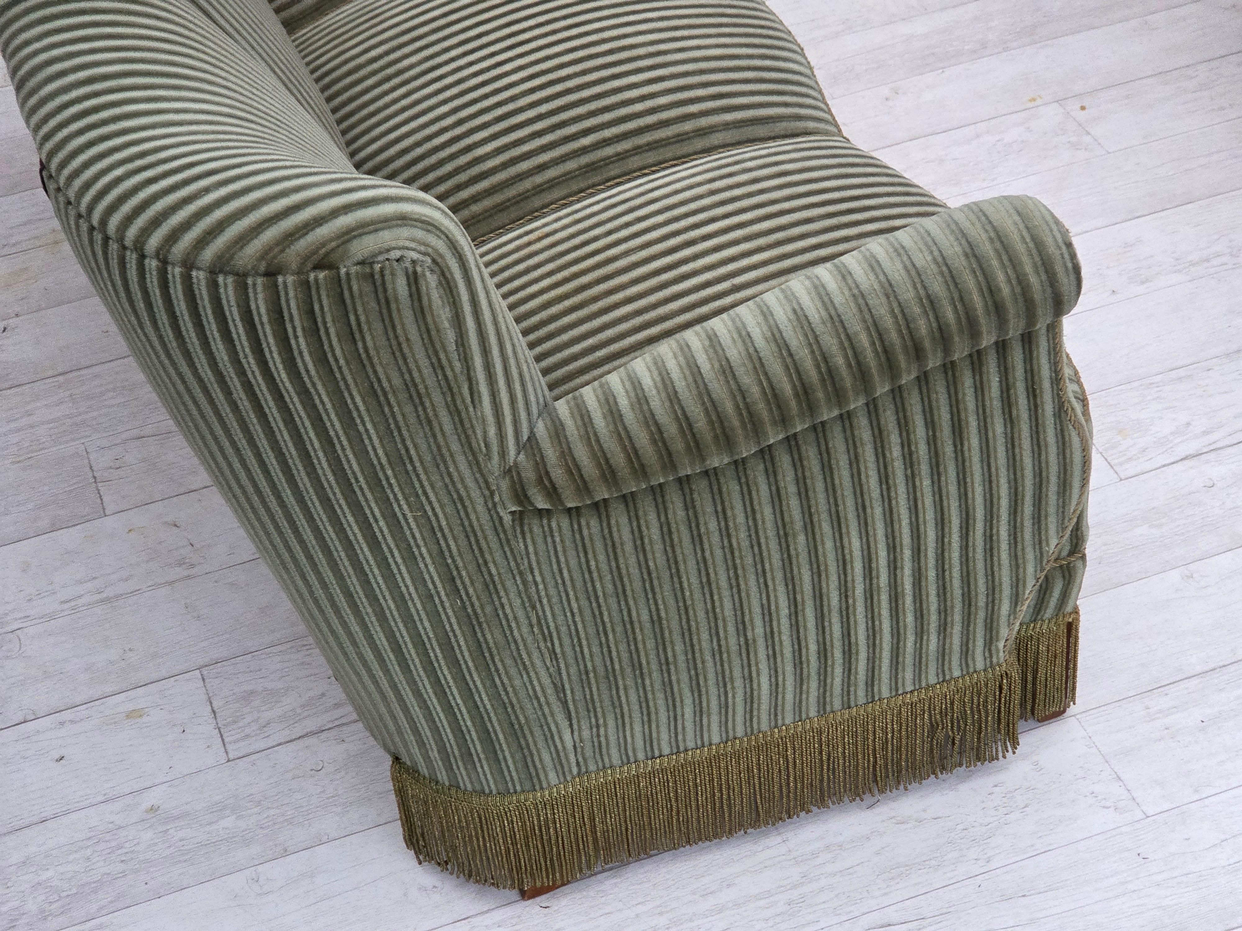 Años 60, sofá danés de 3 plazas, terciopelo verde mobiliario original, madera de roble. en venta 4