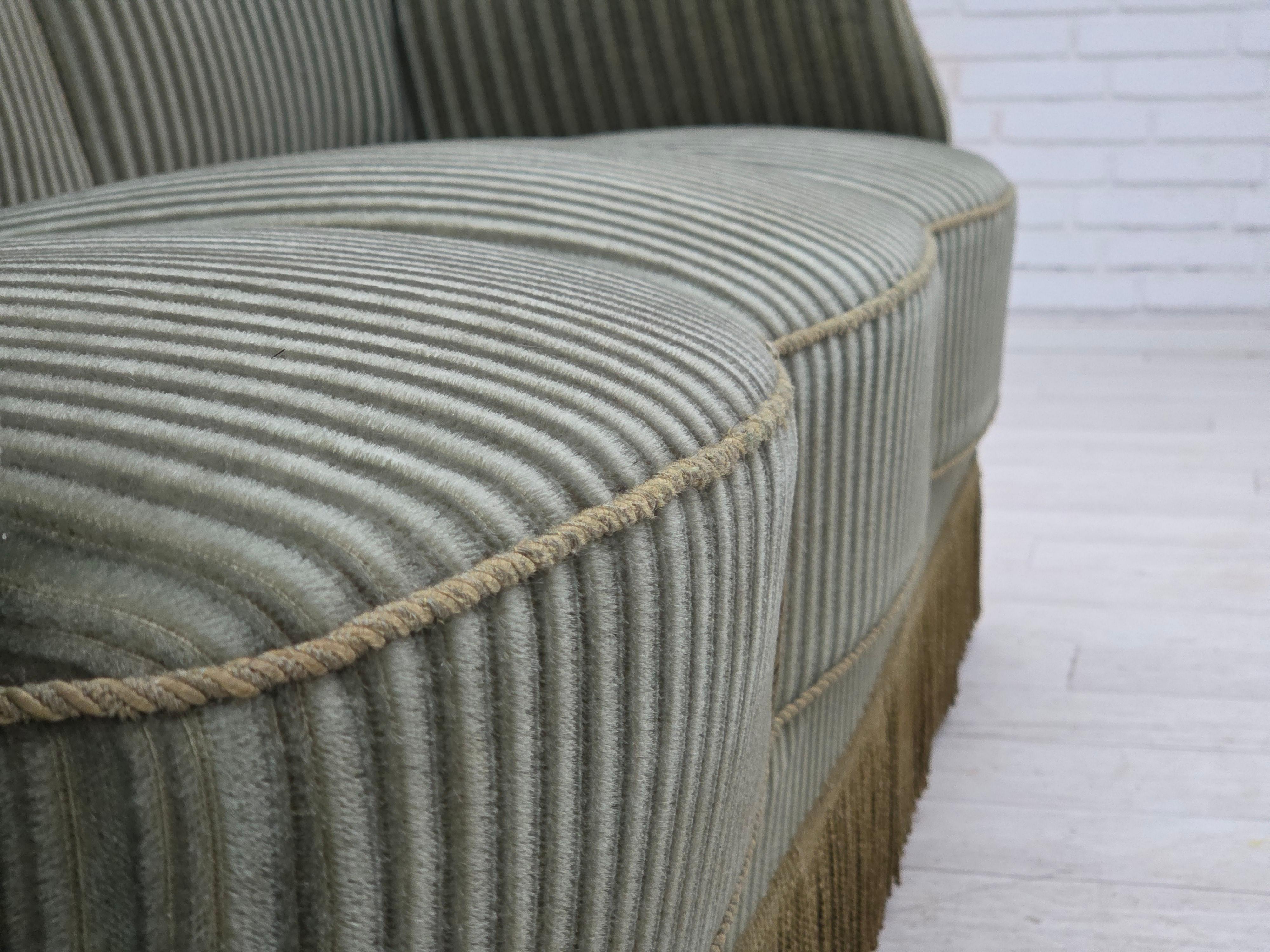 Años 60, sofá danés de 3 plazas, terciopelo verde mobiliario original, madera de roble. en venta 5