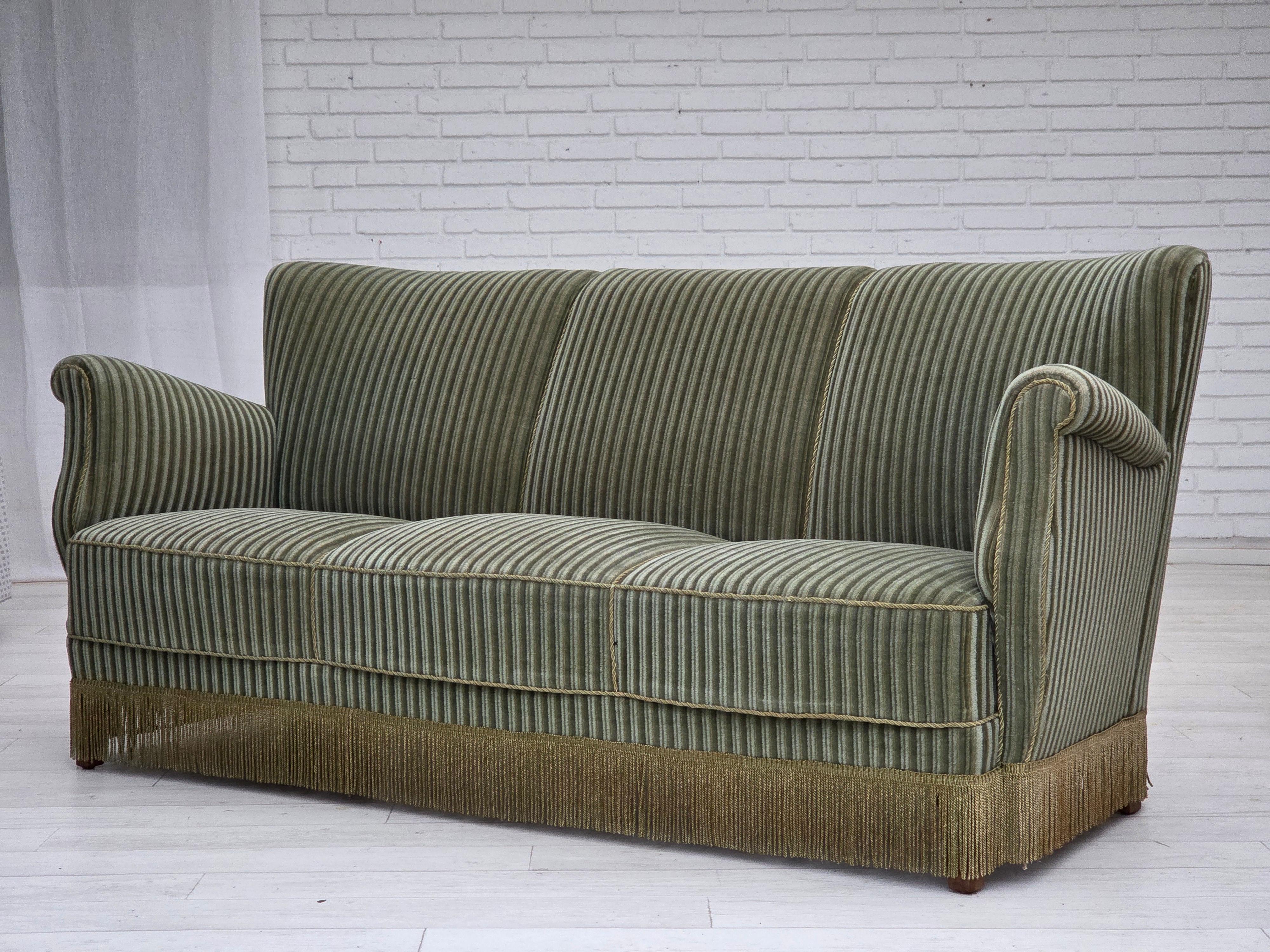 Años 60, sofá danés de 3 plazas, terciopelo verde mobiliario original, madera de roble. en venta 10