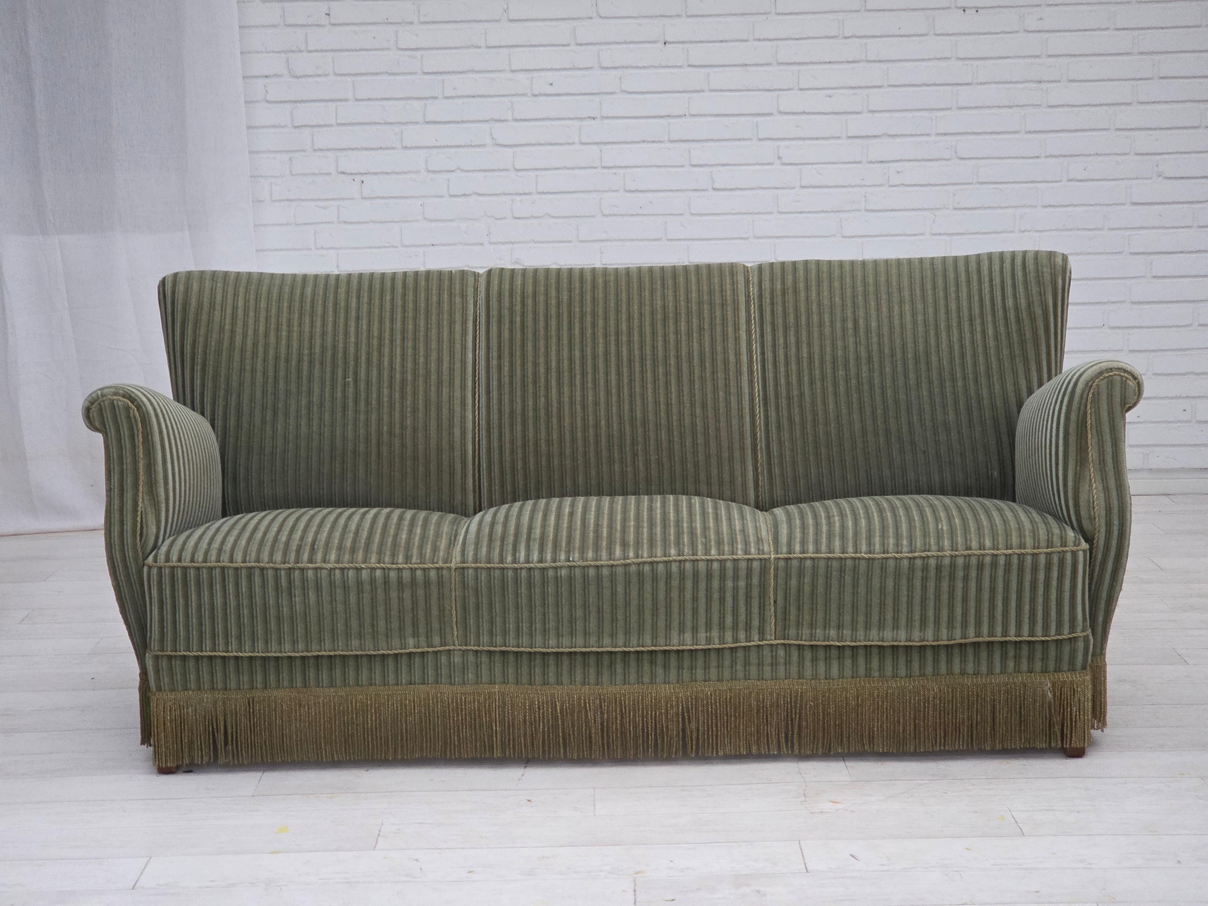 Años 60, sofá danés de 3 plazas. Muebles originales de terciopelo verde, madera de roble, muelles de latón en el asiento. Buen estado original: sin olores, sin manchas y construcción estable. Fabricado por un fabricante de muebles danés entre 1960 y